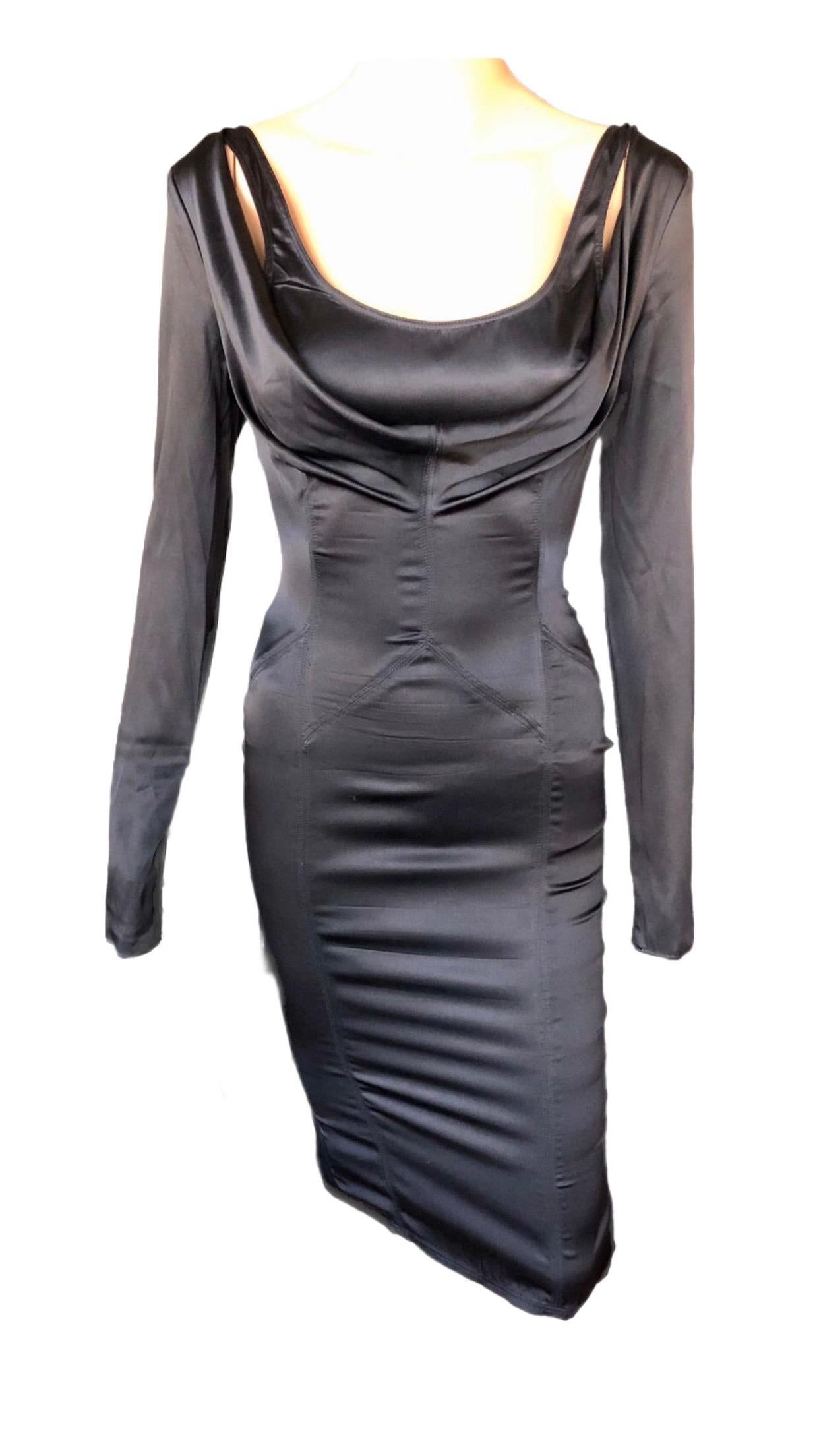 Tom Ford for Gucci F/W 2003 Vestido negro de seda con hombros fríos en venta 3