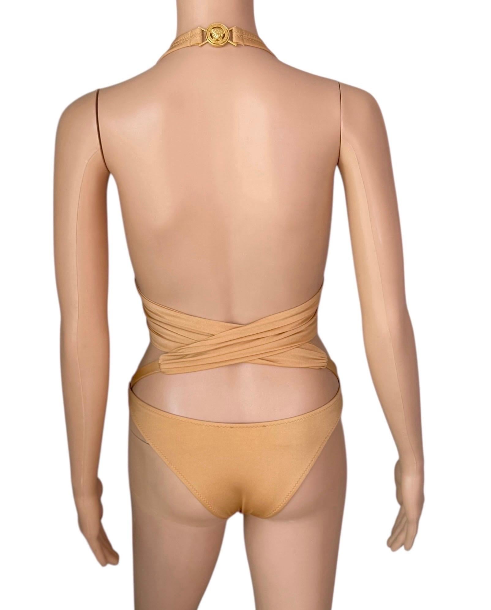 Versace F/S 2005 Laufsteg Cutout verzierter Logo Einteiliger Badeanzug aus Bademode mit Logo (Beige) im Angebot