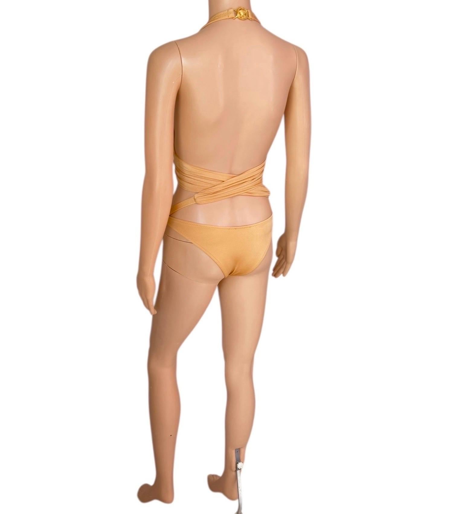 Versace F/S 2005 Laufsteg Cutout verzierter Logo Einteiliger Badeanzug aus Bademode mit Logo im Angebot 5