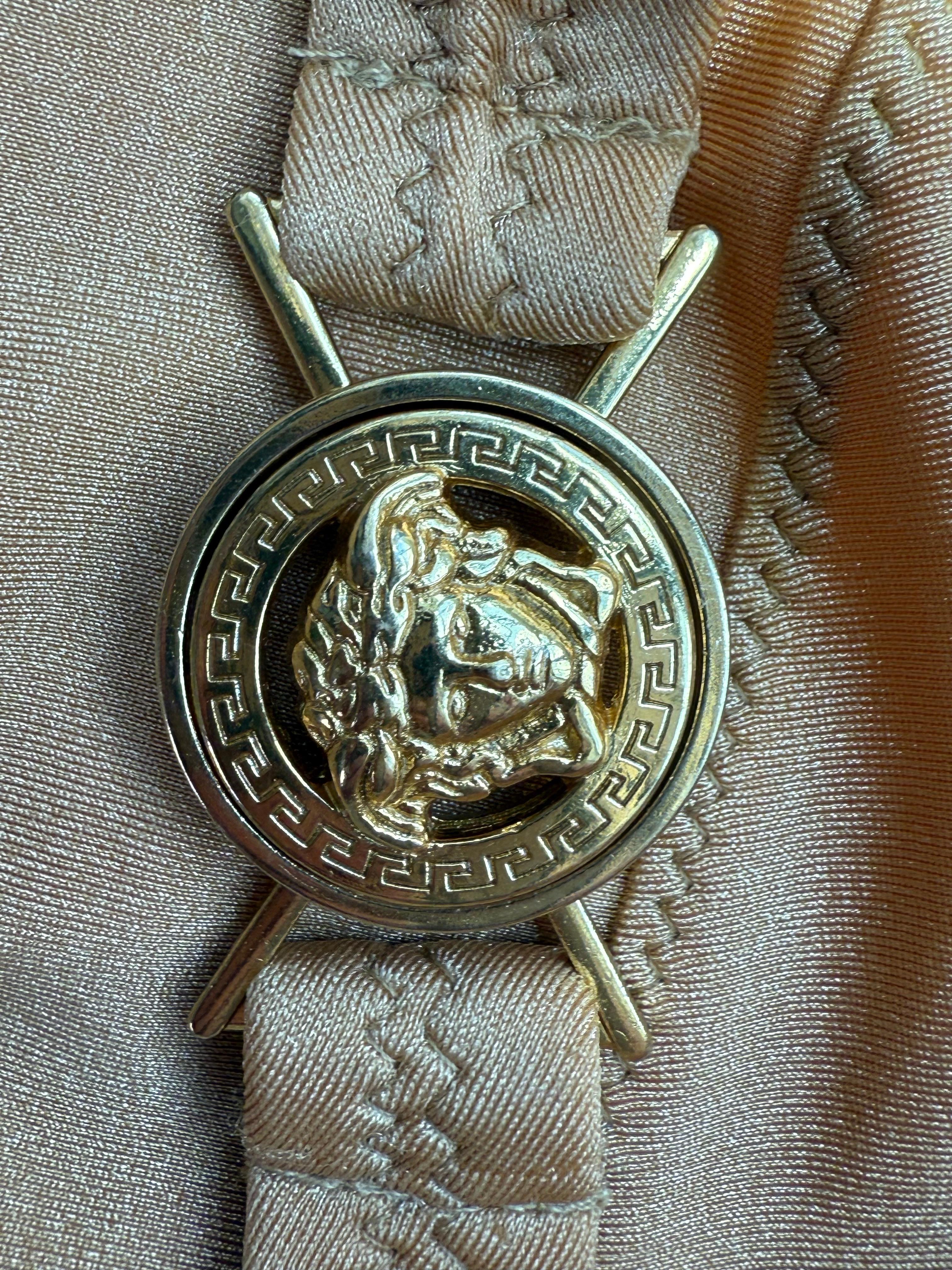 Versace F/S 2005 Laufsteg Cutout verzierter Logo Einteiliger Badeanzug aus Bademode mit Logo im Angebot 12