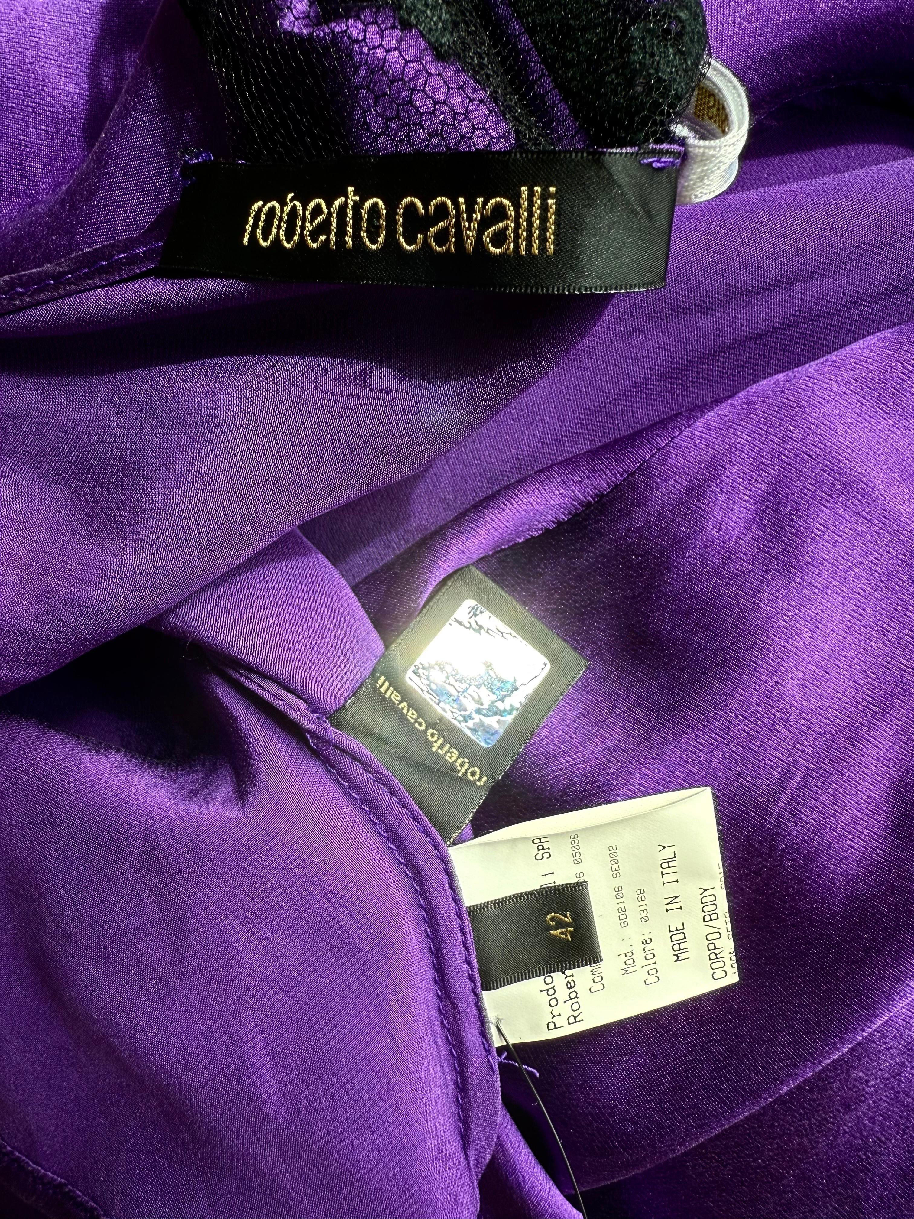 Roberto Cavalli F/W 2006 Laufsteg Verschönertes Hochgeschlitztes Lila Seiden Abendkleid im Angebot 8