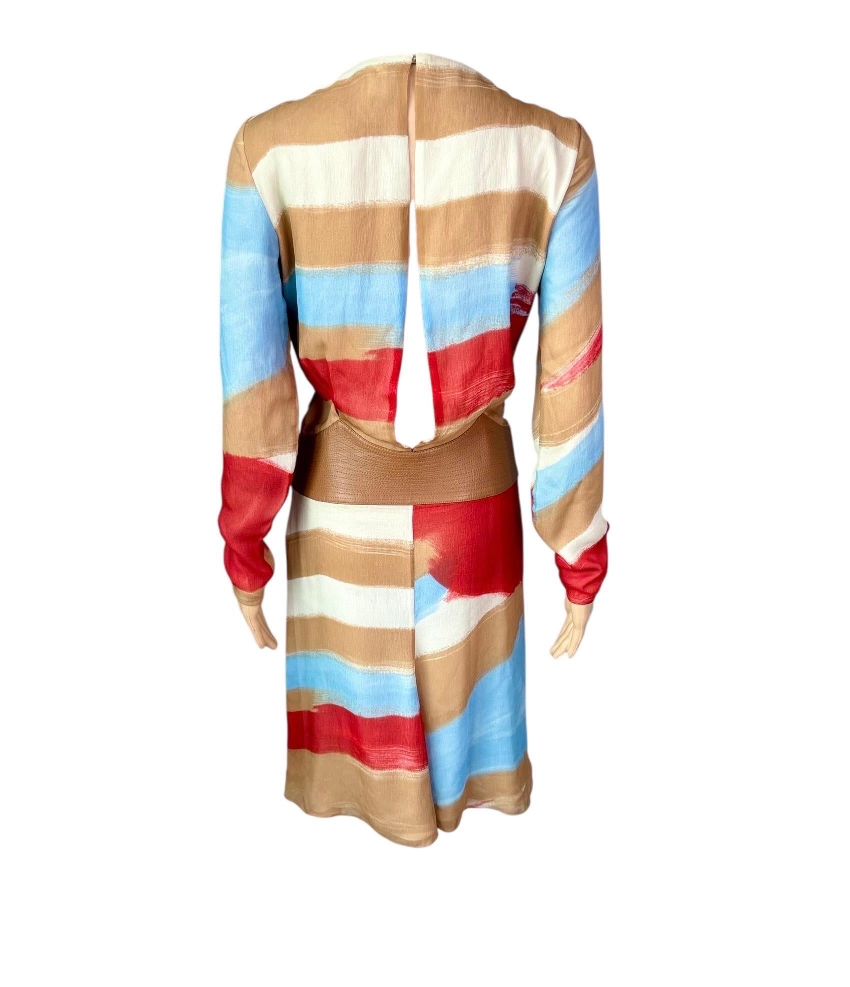Gianni Versace F/W 2001 Runway Campaign Leather Cutout Back Keyhole Plunged Abstract Geometric Print Dress 

Taille : IT 40

Condition : bon état vintage, quelques décolorations mineures tout au long pas perceptible lorsque porté en raison de