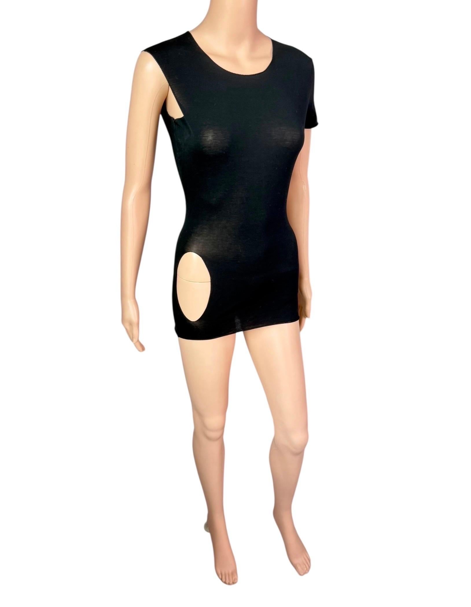 Gucci by Tom Ford per la P/E 2001: ritaglio della passerella e micro-abito trasparente, T-Shirt Crop Top in vendita 8