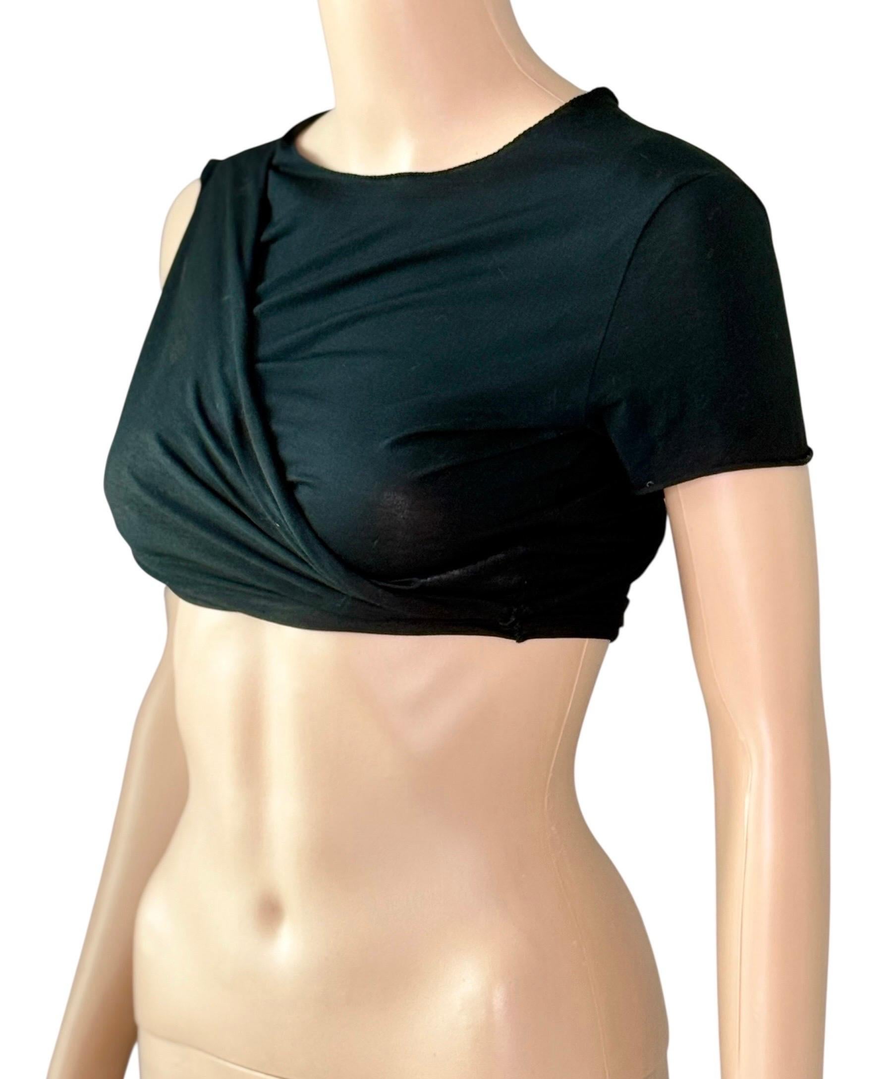 Gucci by Tom Ford per la P/E 2001: ritaglio della passerella e micro-abito nero, T-Shirt Crop Top

Taglia: IT 38

Condizioni: buone condizioni vintage

Un capo molto versatile: può essere indossato come crop top, t-shirt o micro mini abito.