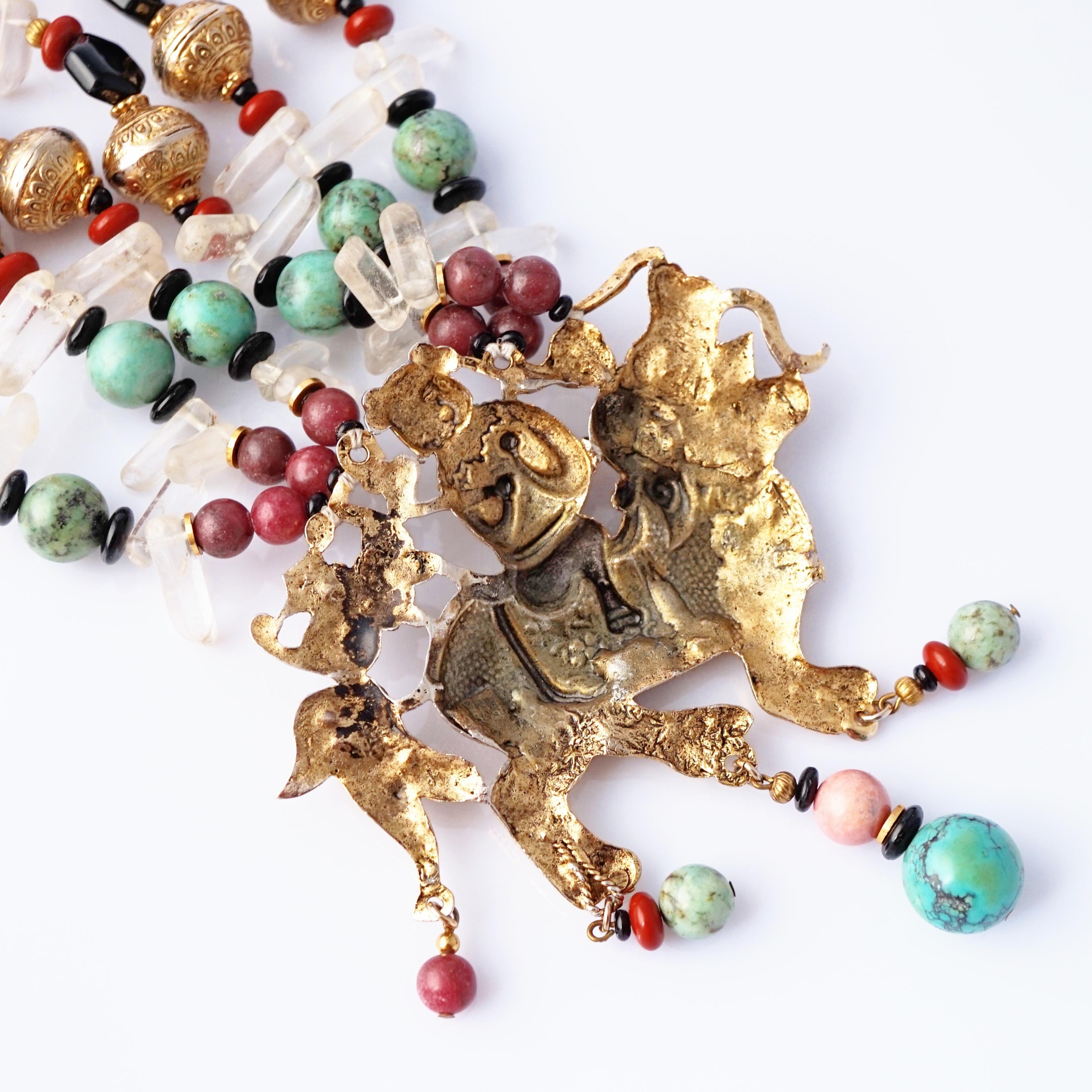 Collana di perline con pietre massicce degli anni '60 con medaglione del drago cinese in vendita 2