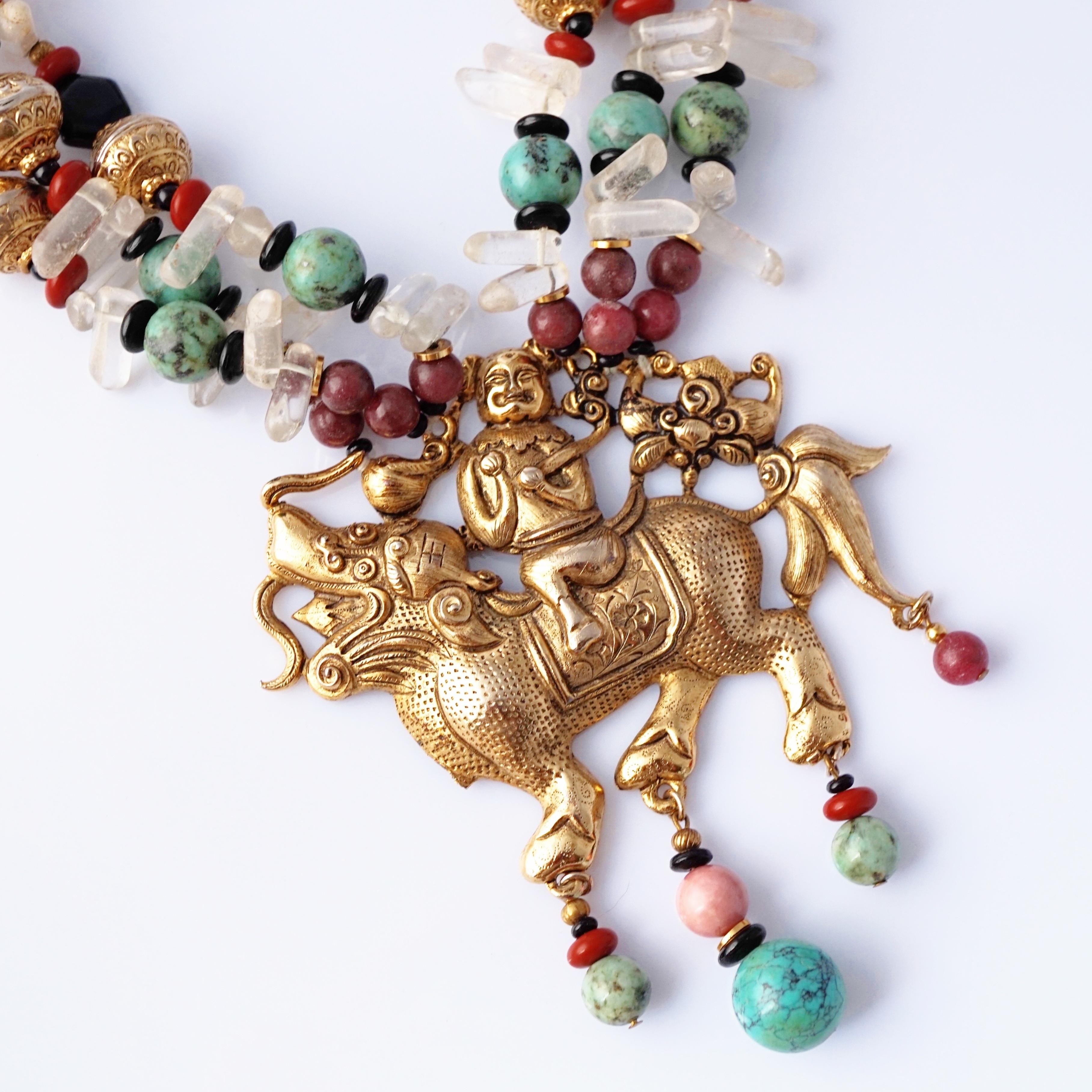 Moderno Collana di perline con pietre massicce degli anni '60 con medaglione del drago cinese in vendita