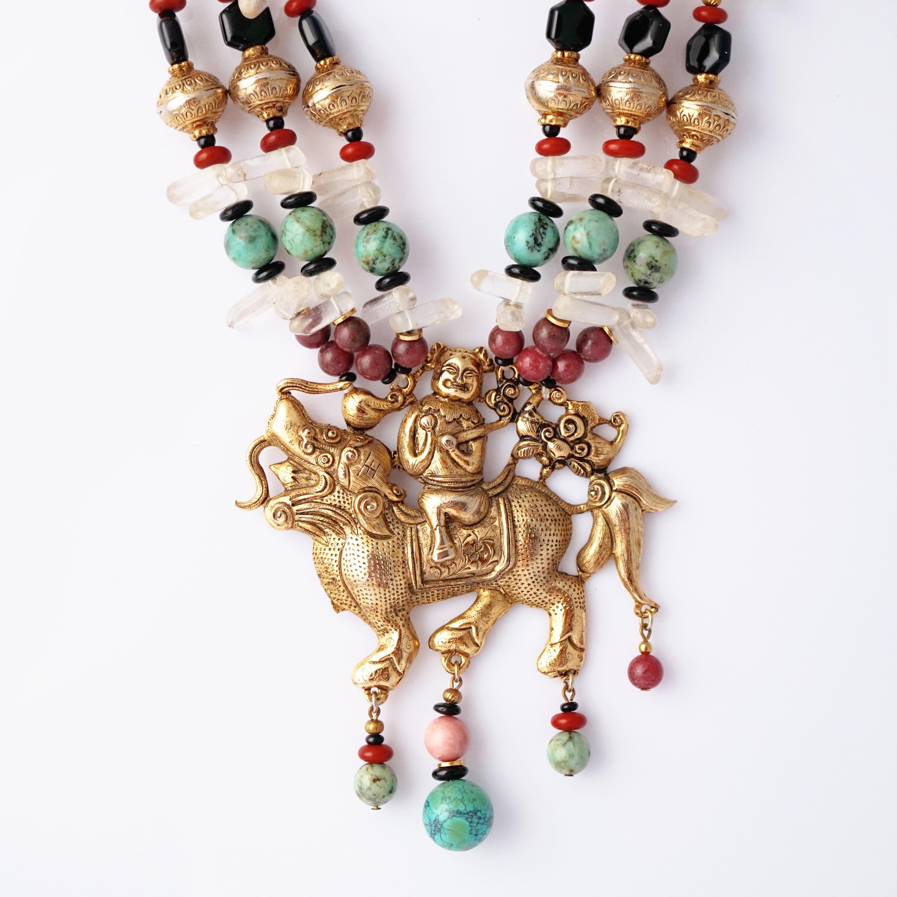 Collana di perline con pietre massicce degli anni '60 con medaglione del drago cinese In condizioni buone in vendita a McKinney, TX