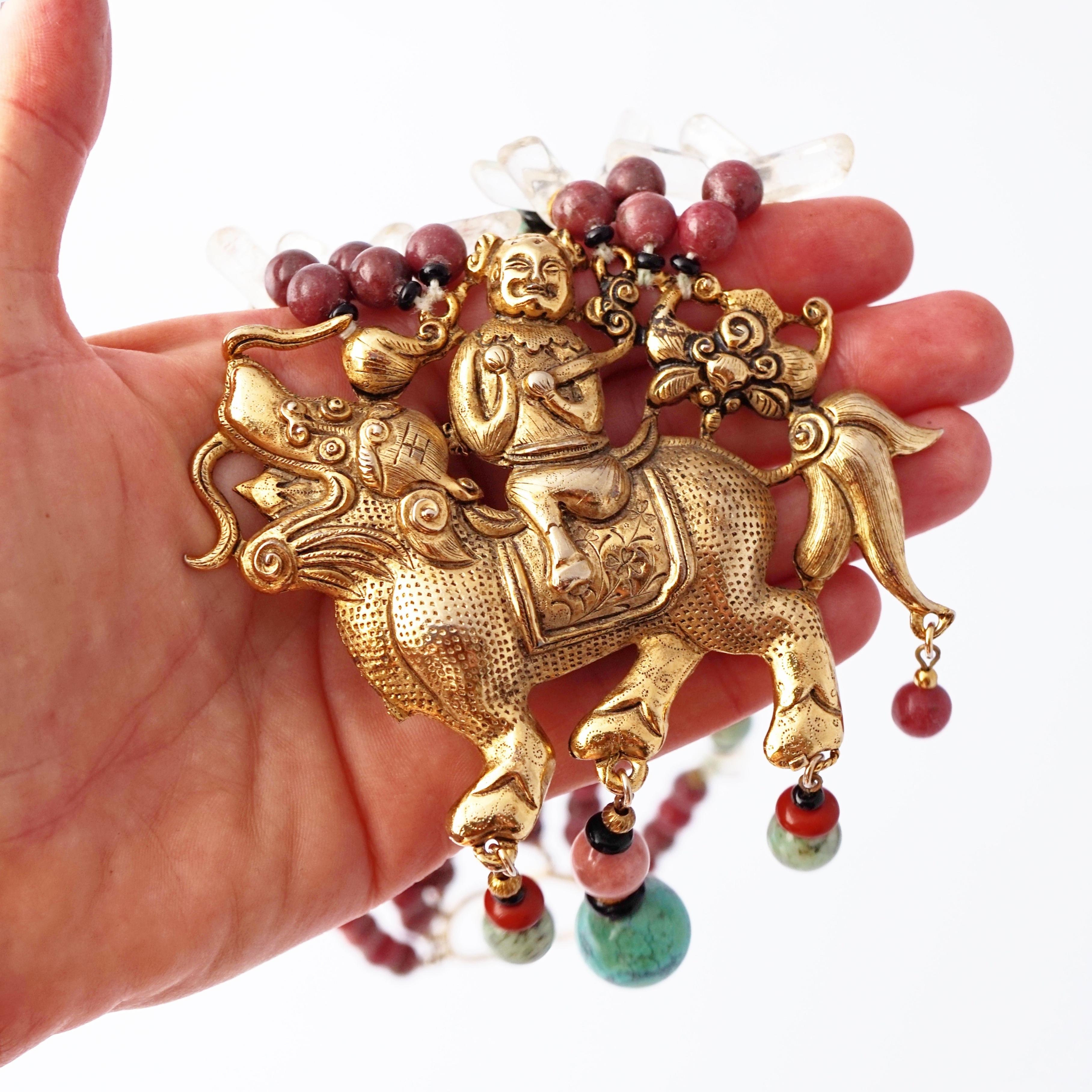 Collana di perline con pietre massicce degli anni '60 con medaglione del drago cinese in vendita 3
