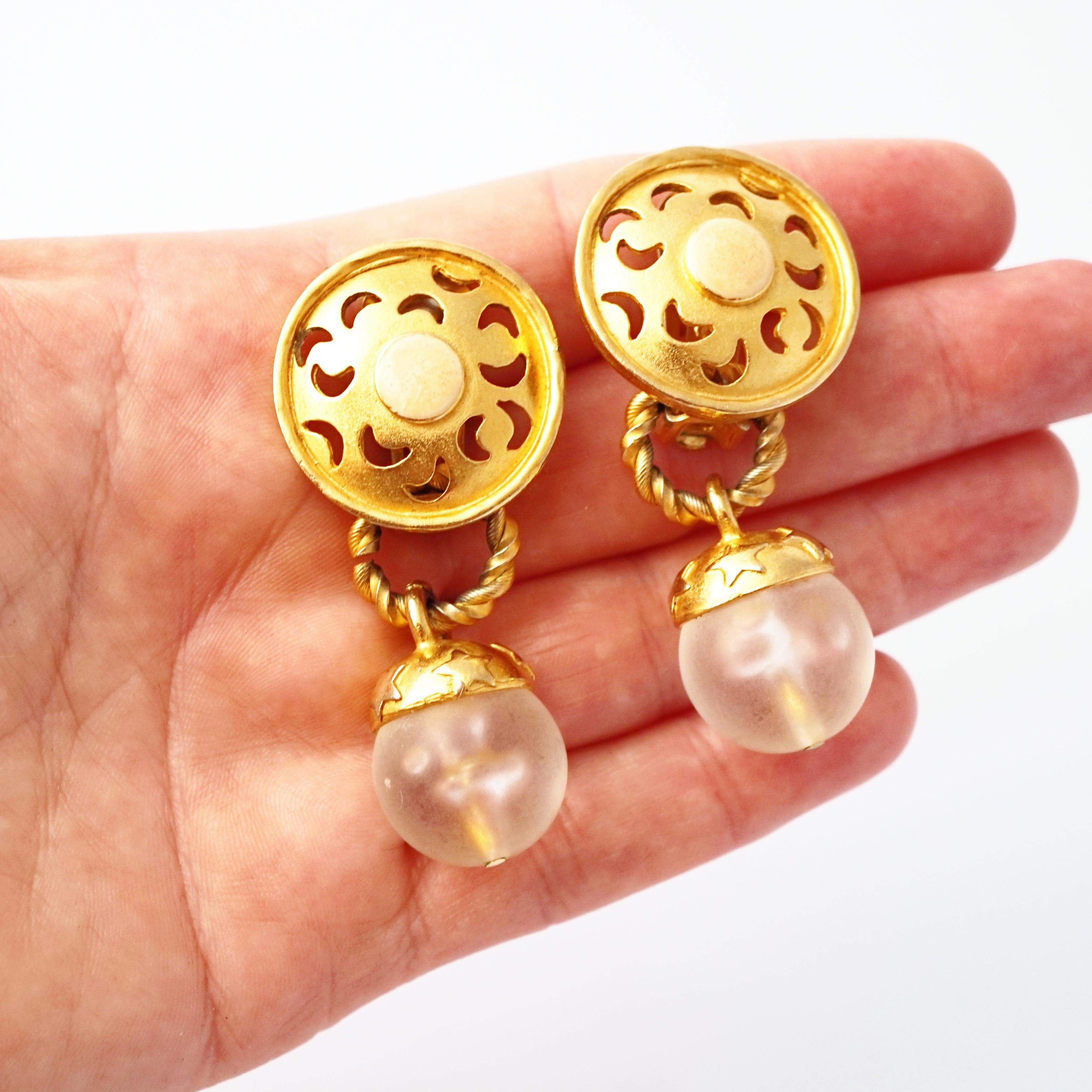 Pendientes colgantes de luna y estrellas con gota de esfera esmerilada de Leslie Block, años 80 en venta 2