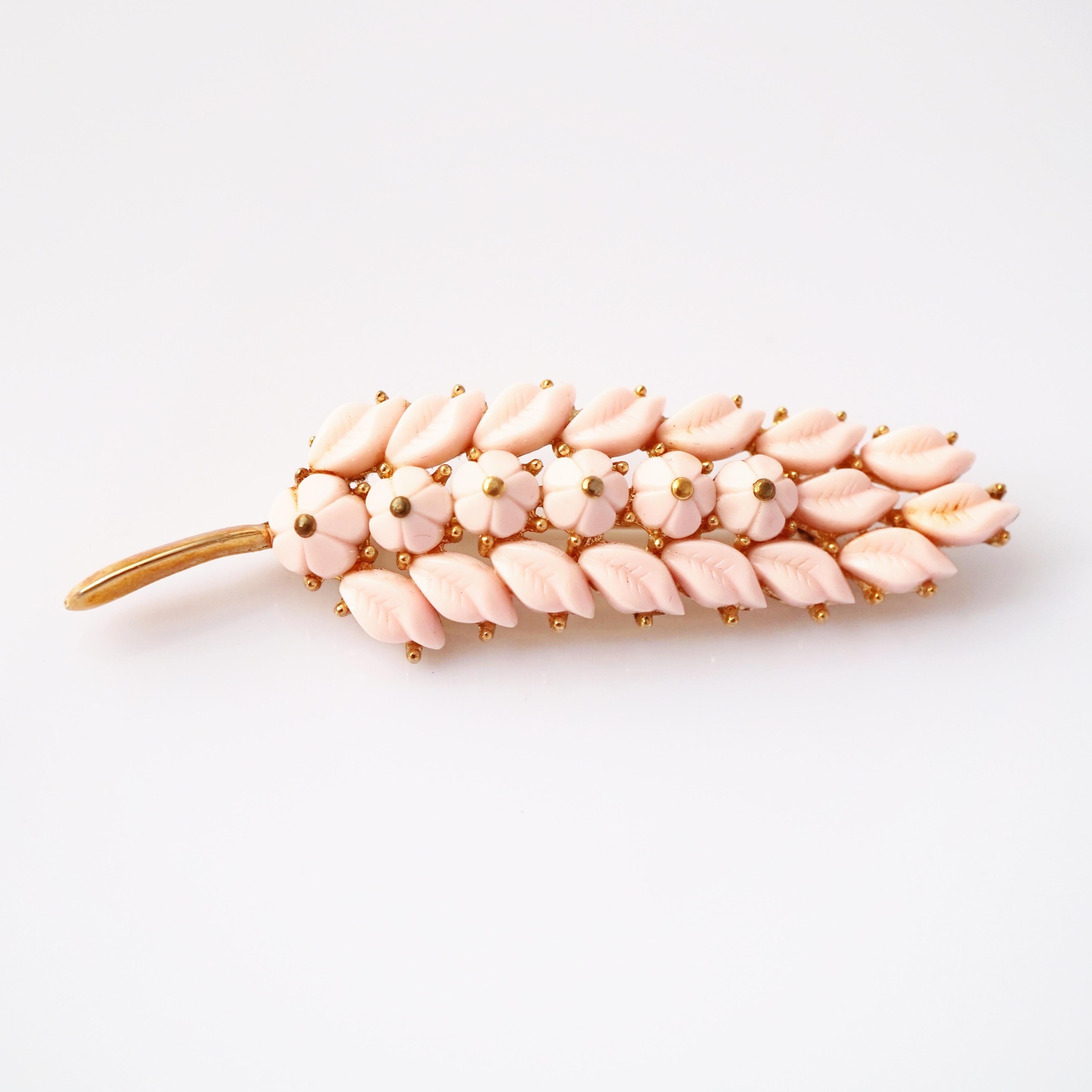 Moderne Broche en verre au lait rose à motif floral et à feuilles par Trifari, années 1950 en vente