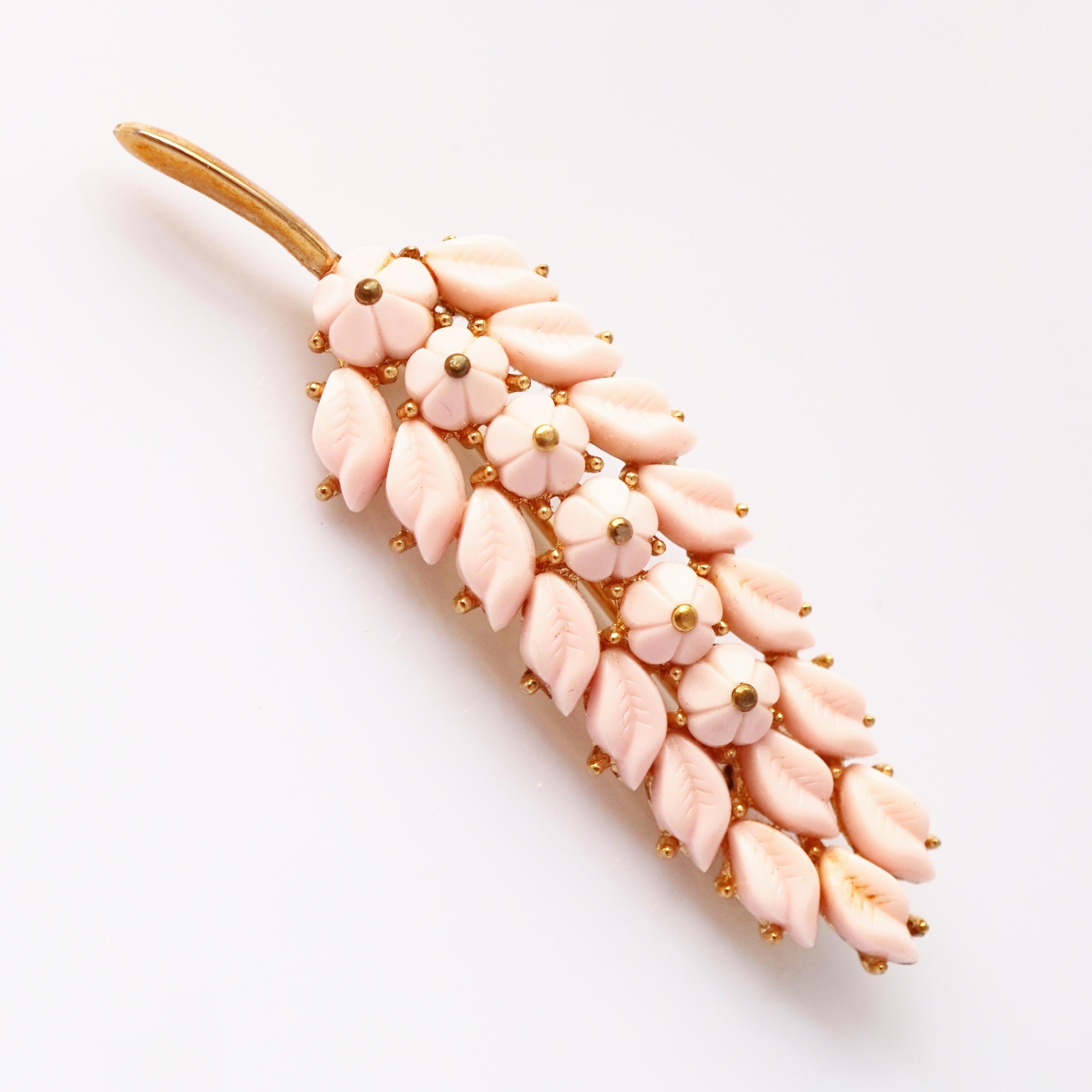 Broche en verre au lait rose à motif floral et à feuilles par Trifari, années 1950 Bon état - En vente à McKinney, TX