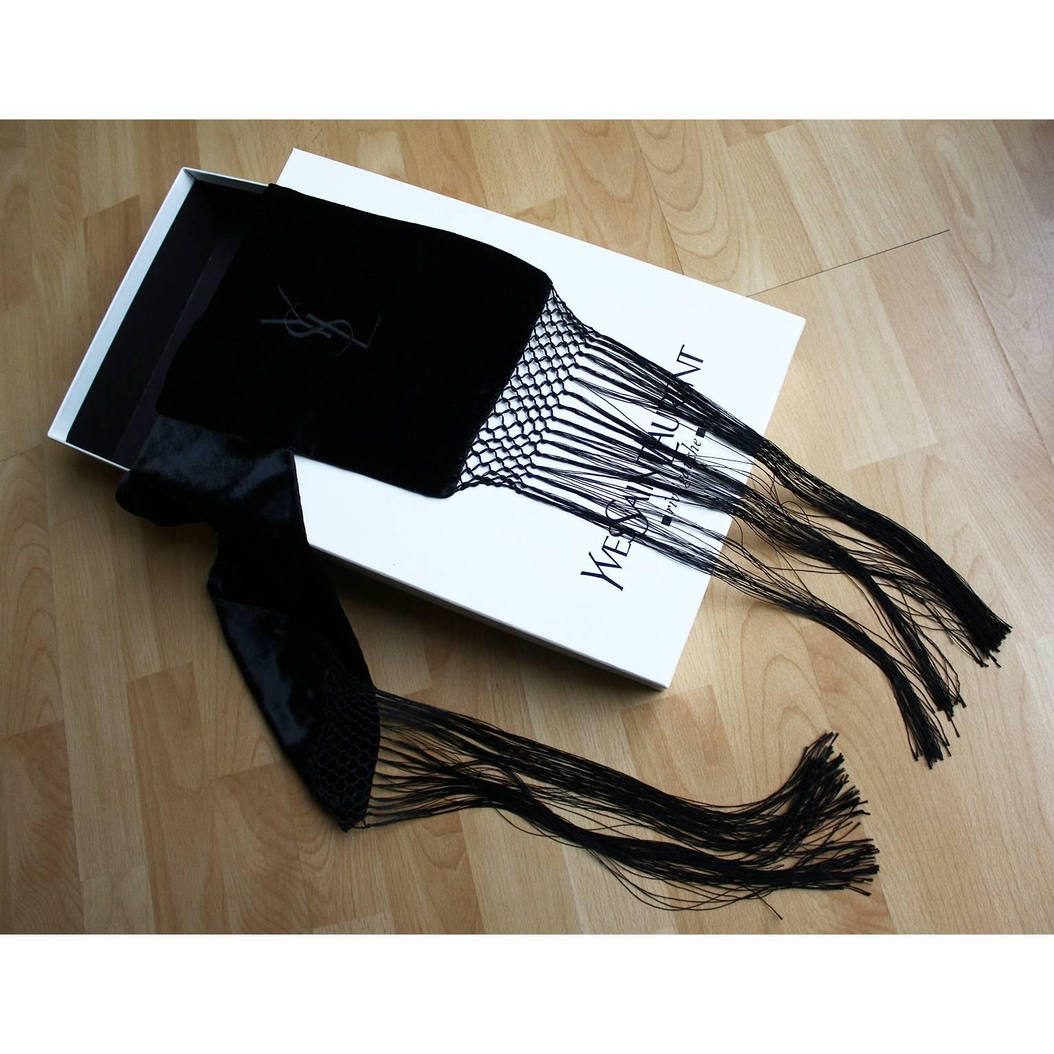  The black velvet scarve is in a excellent condition.