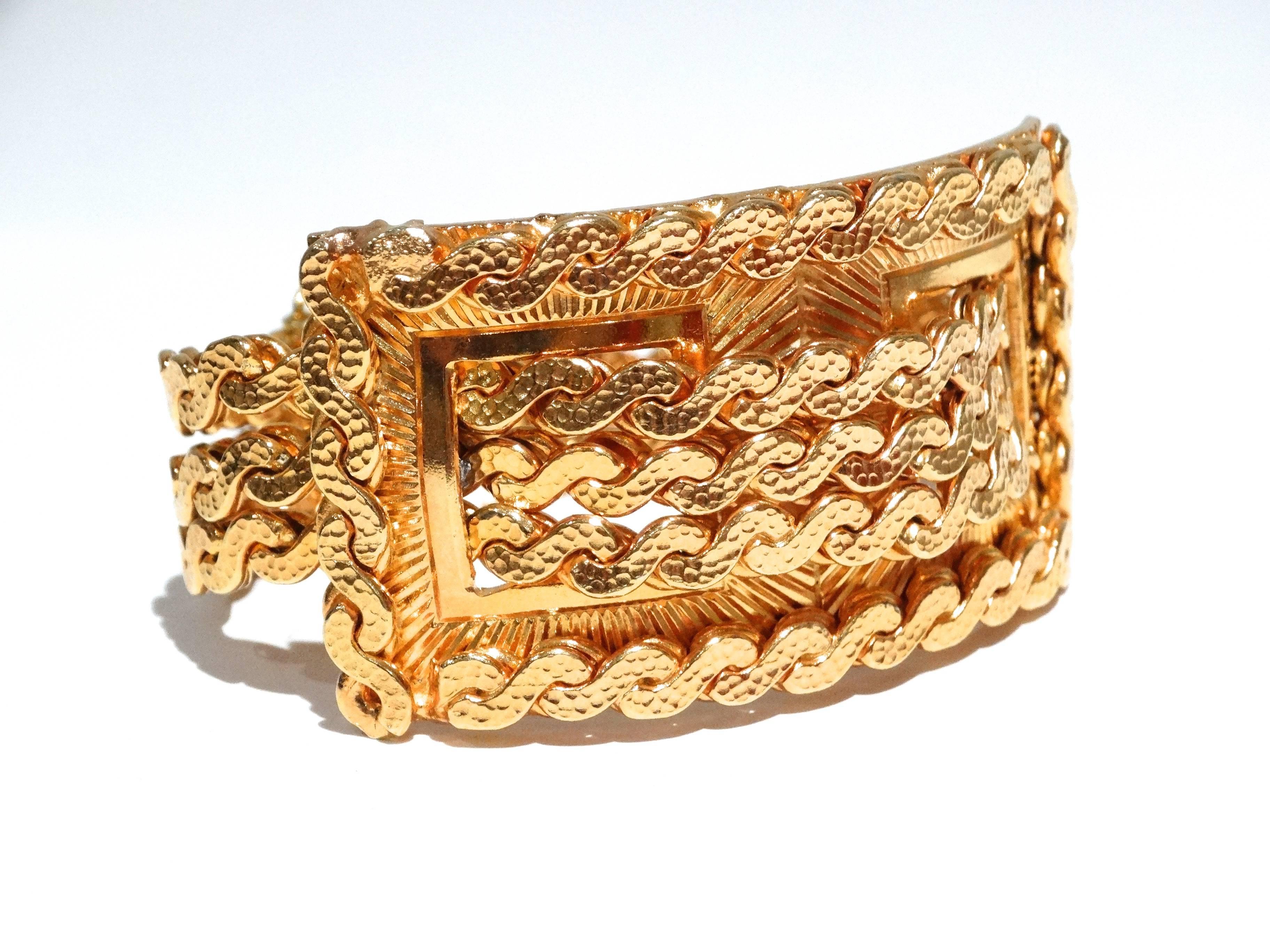 Stunning and glam 1970's signed designer William de Lillo rope plate bracelet. Plated in gold and heavy in weight. Condition is excellent. It is 7″ in length and .65″ wide, the plate section is 3″ long by about 1.5″ wide.

William de Lillo was a