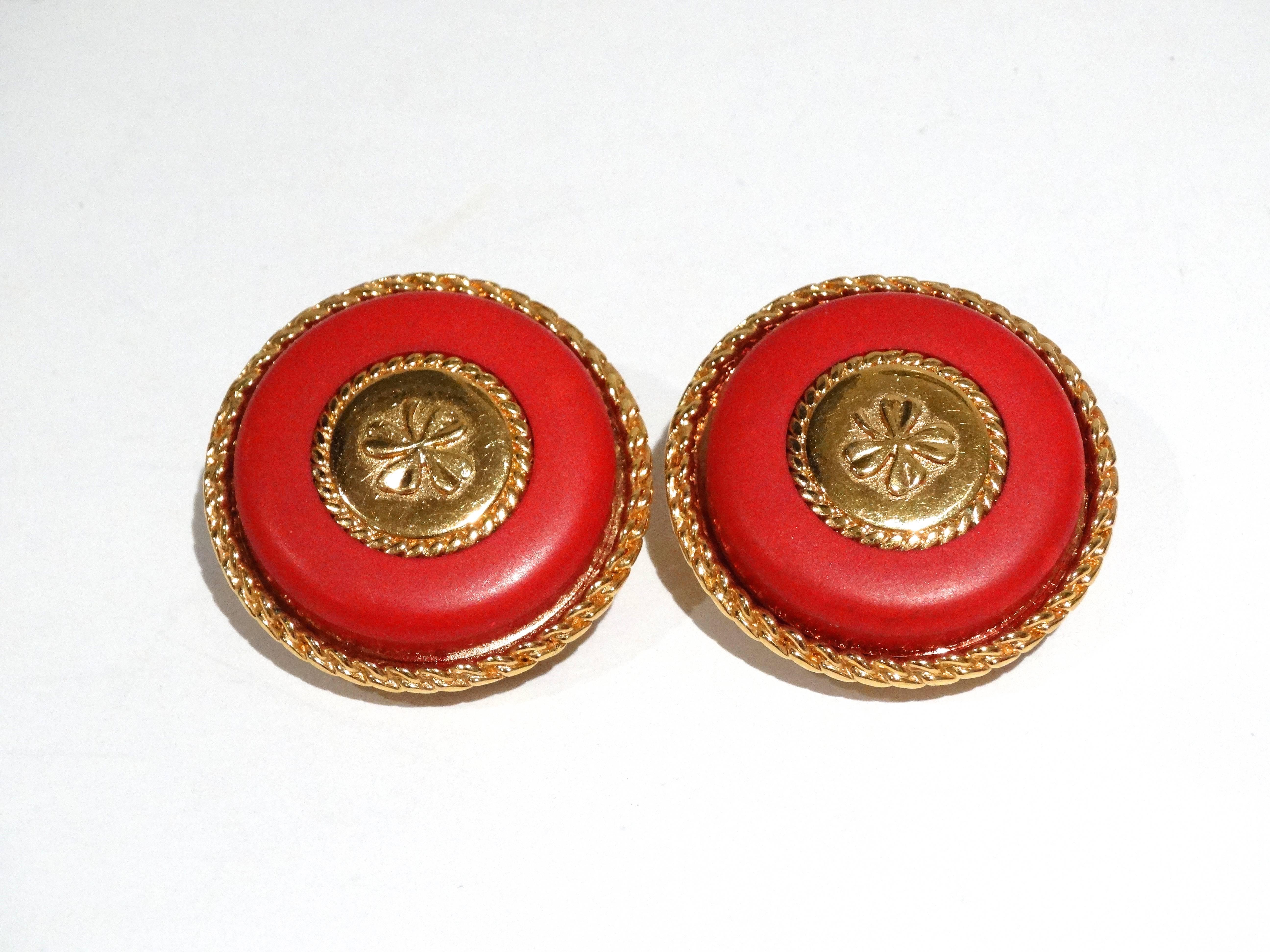 1980's gold tone metal clover earrings from Chanel featuring a center four leaf clover, chain trimming, red setting and a clip on backing. This piece is from a 1980's collection and will make a huge statement. 

Measurements:
Diameter: 1.5 inches