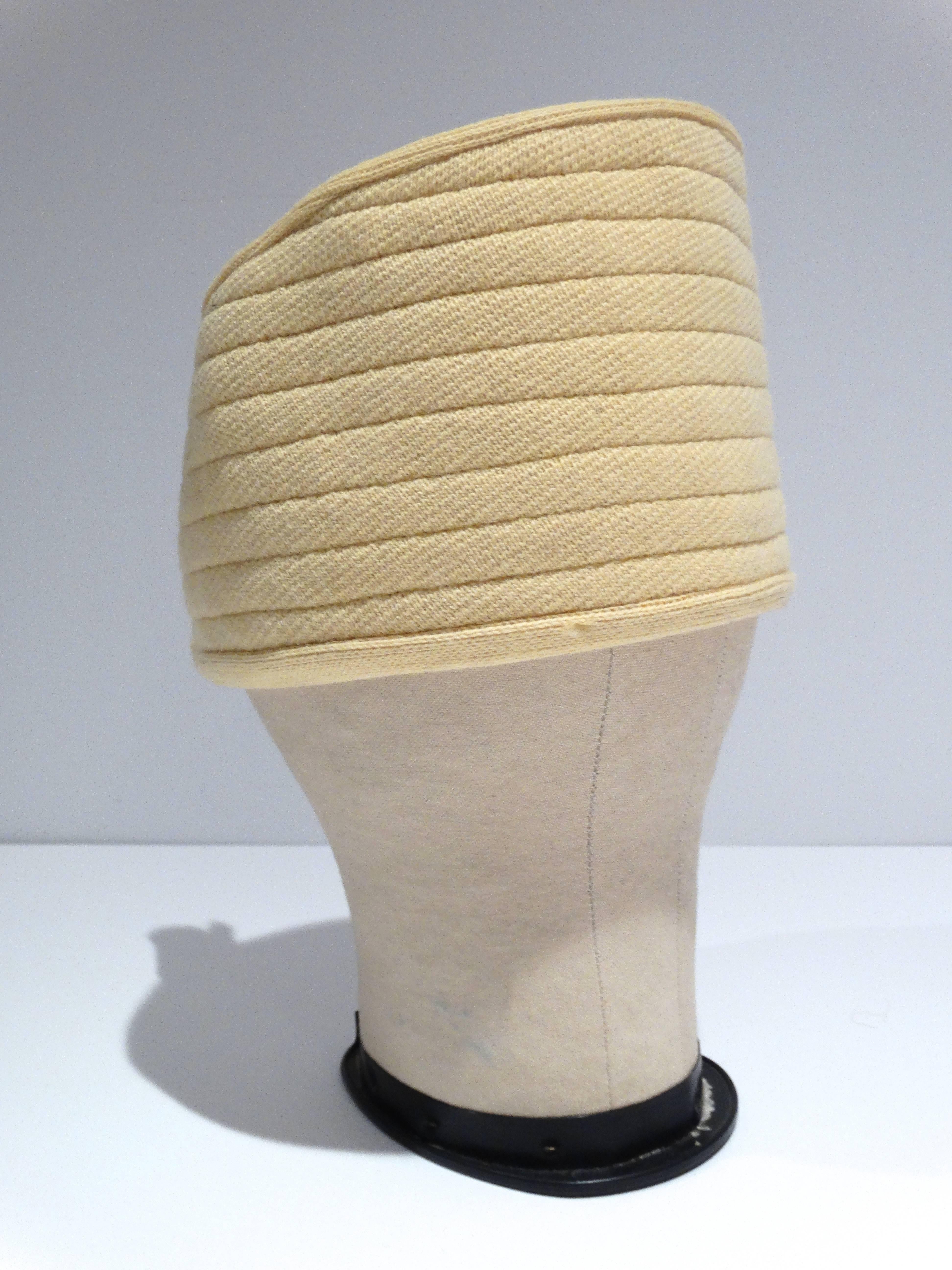 Rare chapeau bandeau en tricot Sonia Rykiel de 1973 dans un jaune champagne clair. La tête exposée me fait penser à une couronne, grand style ! À bien des égards, je considère Sonia Rykiel comme une femme qui a secoué le monde de la mode au même