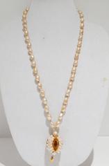 Collana con ciondolo a forma di testa di serpente in perle di William Delillo del 1970