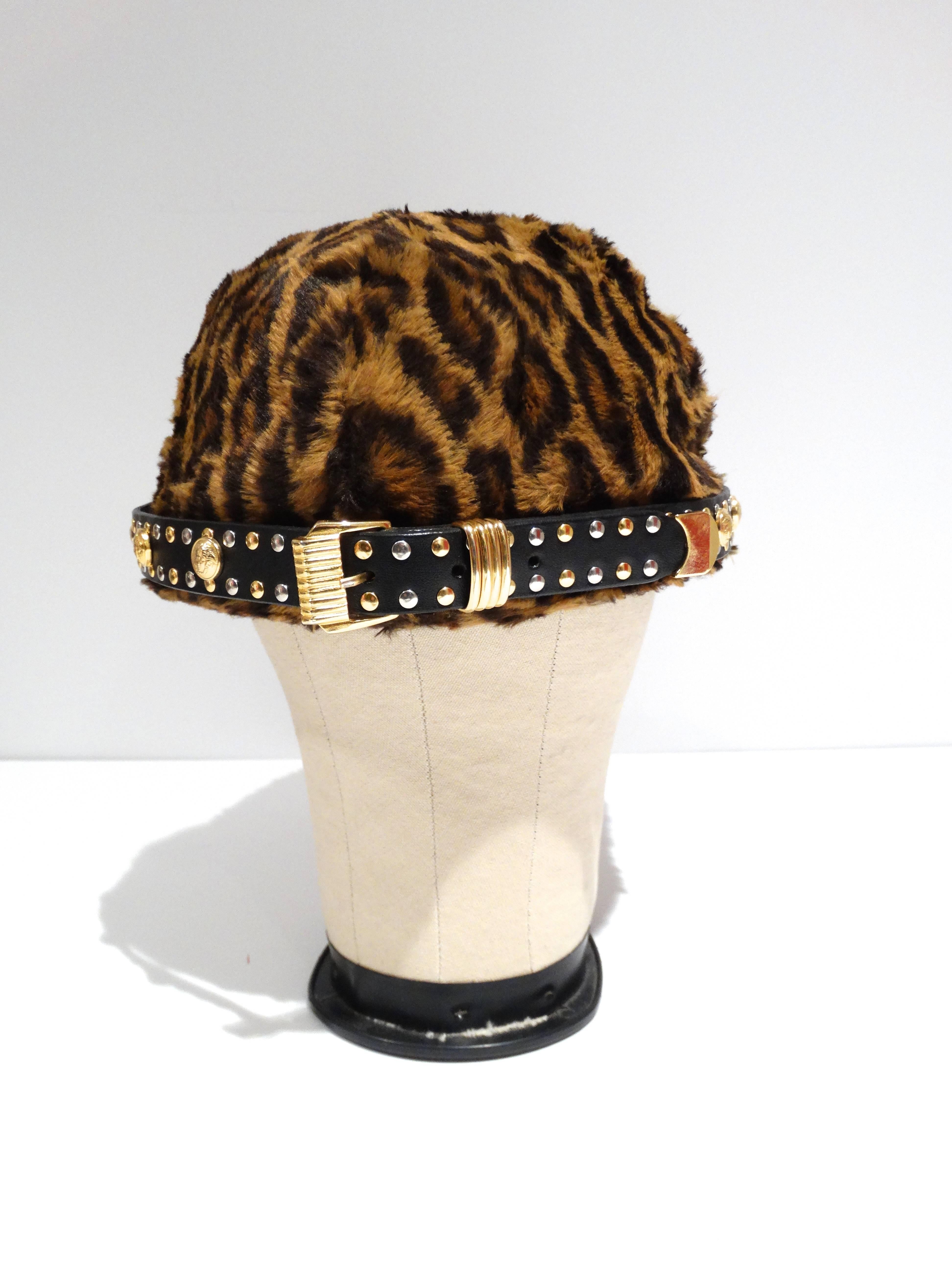Marron Gianni Versace Chapeau Méduse en faux léopard, années 1990   en vente
