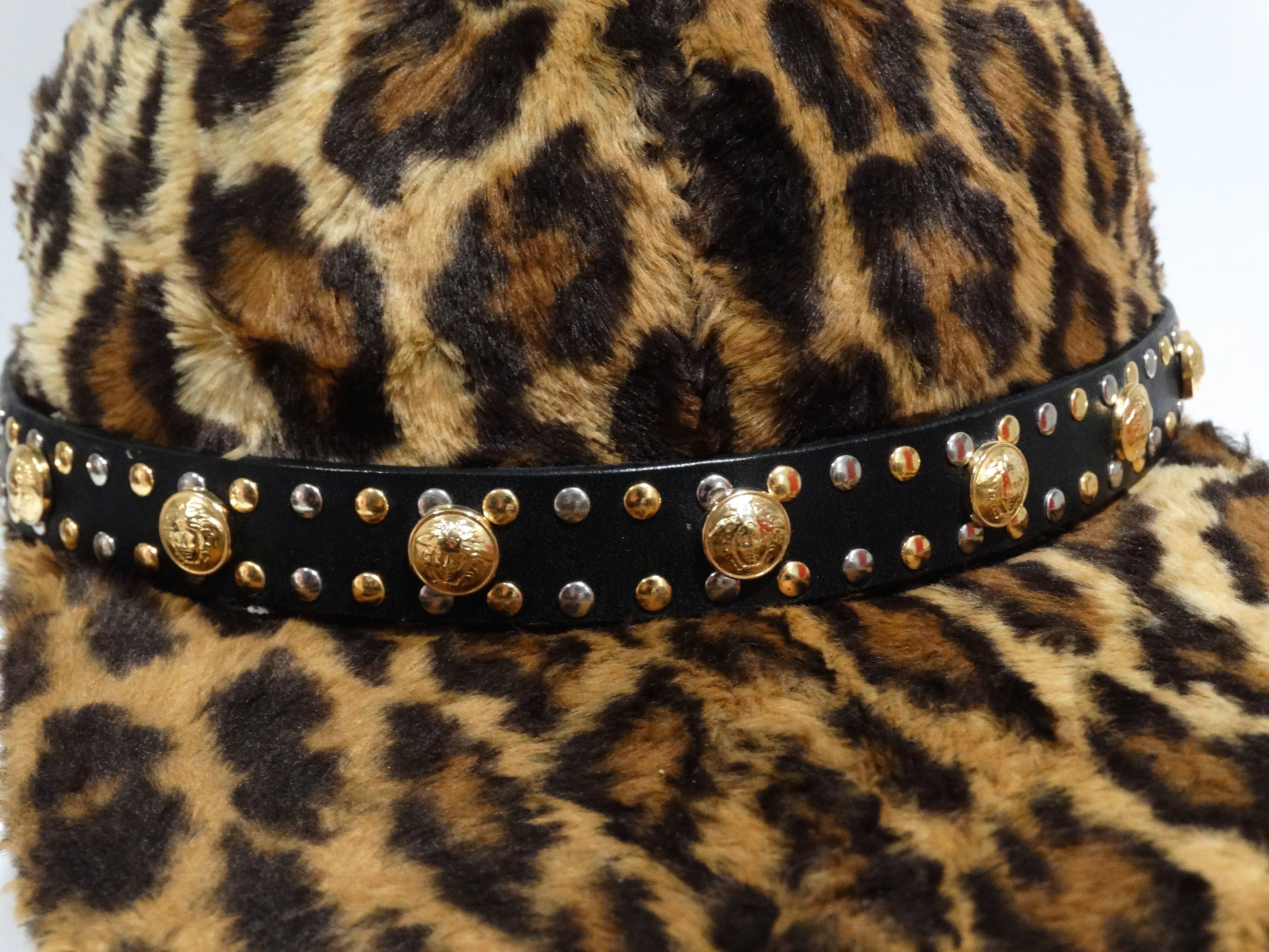 Gianni Versace Faux Leopard Medusa Hut, 1990er Jahre   für Damen oder Herren im Angebot
