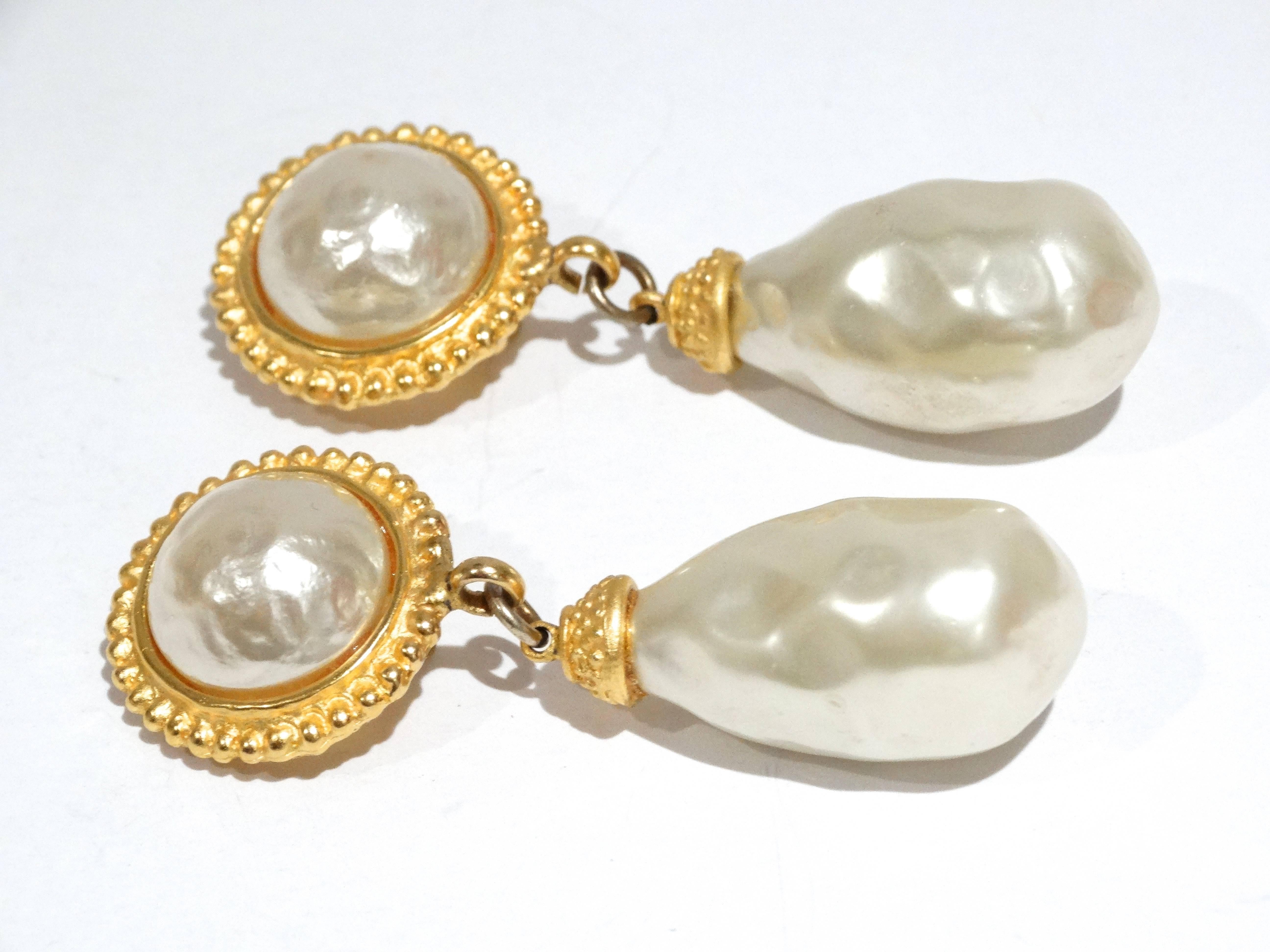 A fabulous pair of 1990's Deanna Hamro Gold Tone Faux Pearl Earrings

Deanna grew up at the beach in Southern California, embarking on a modeling career at an early age leading her to live abroad and travel the globe.

3