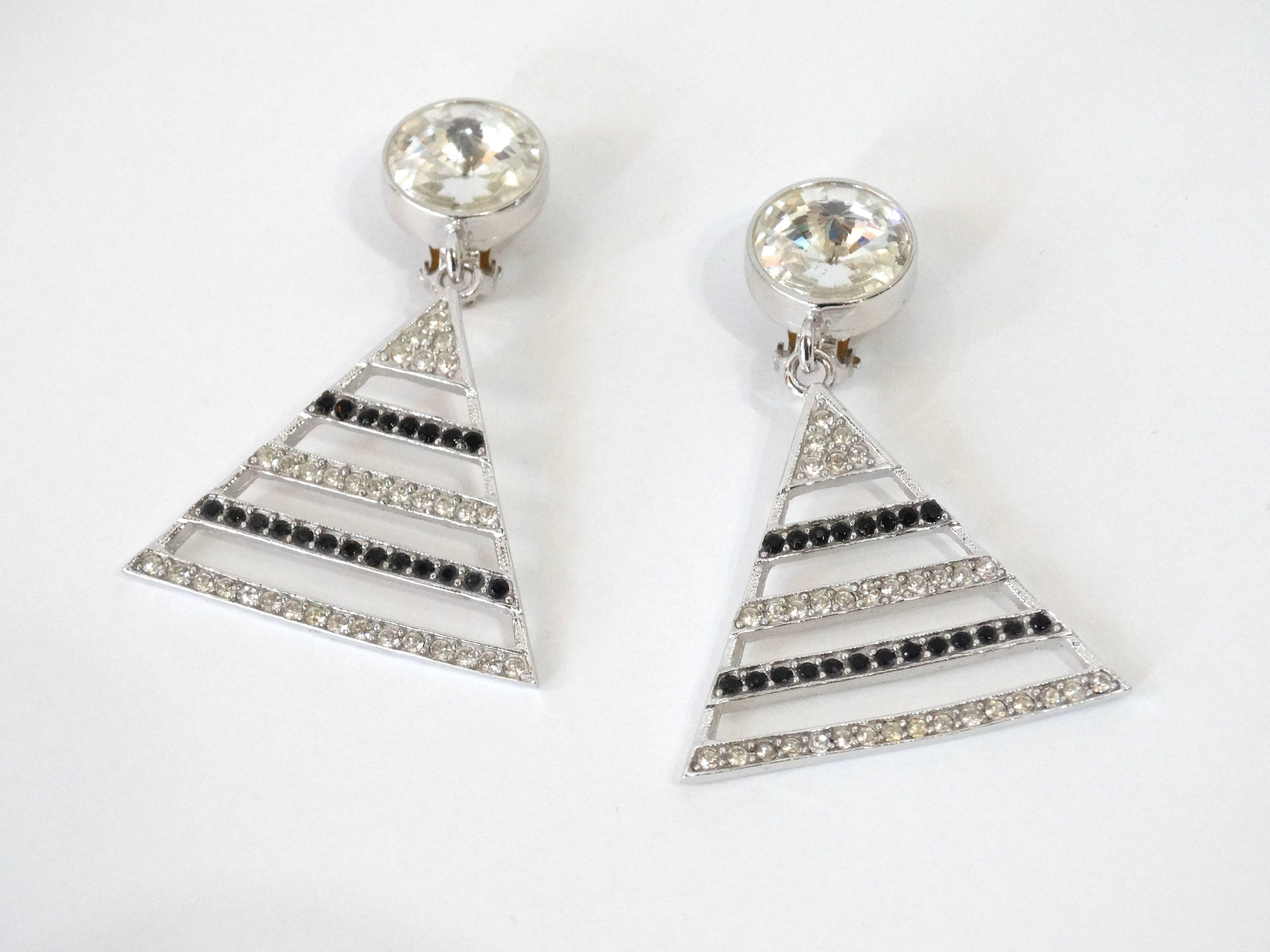Funky Alexis Kirk 1980's runway earrings in silver with black crystal rhinestones and clear crystal rhinestones. Great shape circular crystal clip-ons with a dangling triangle.  signed Alexis Kirk on each earring.

Measurements

3 inches x 1.5
