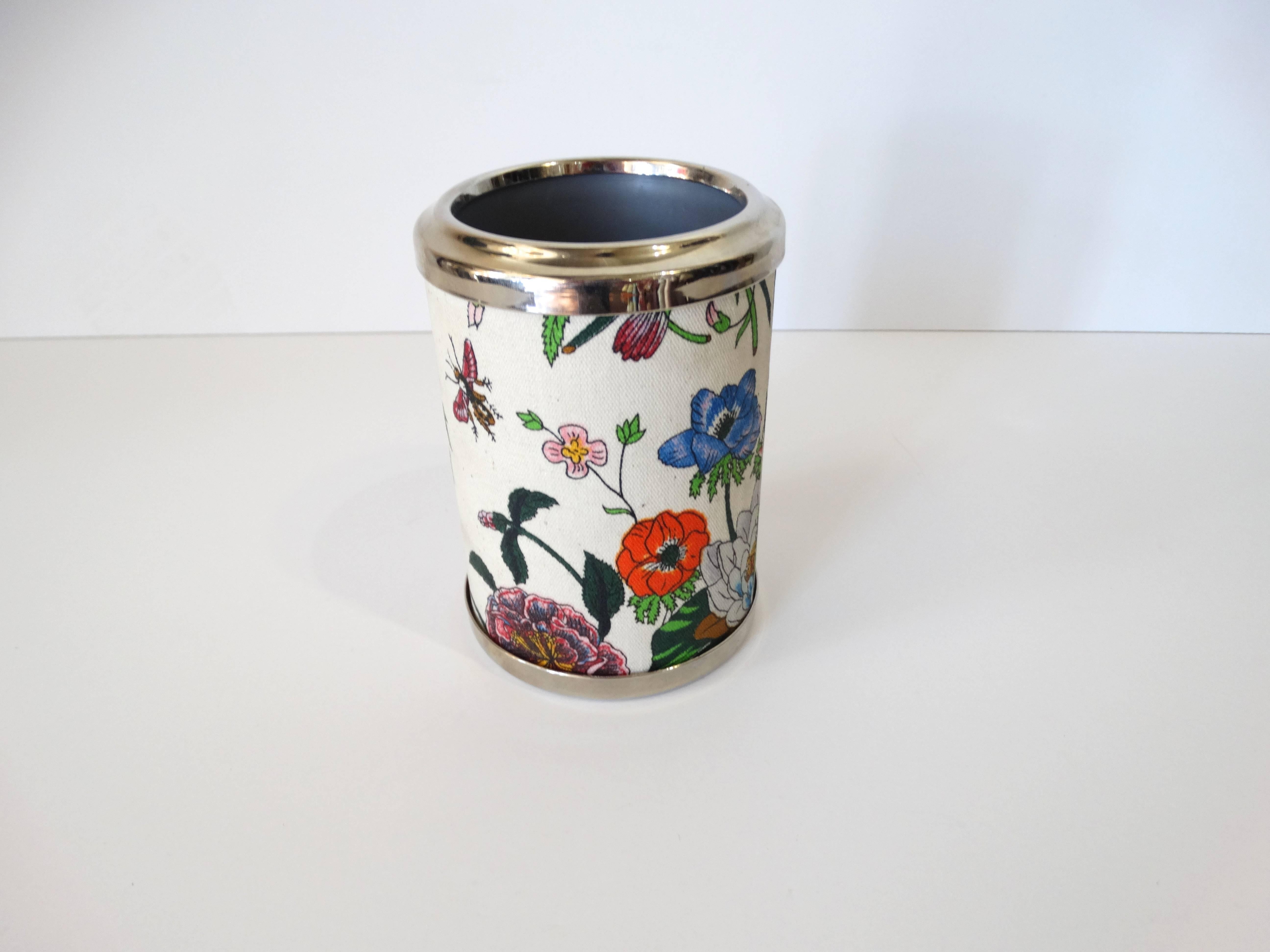 Gorgeous 1980's Gucci Flora Vittorio Accornero pattern Container Cup. Great for a desk or vanity. Object is made of Flora fabric in cotton and Silver hardware. Signed Gucci made in Italy 

Measures 4