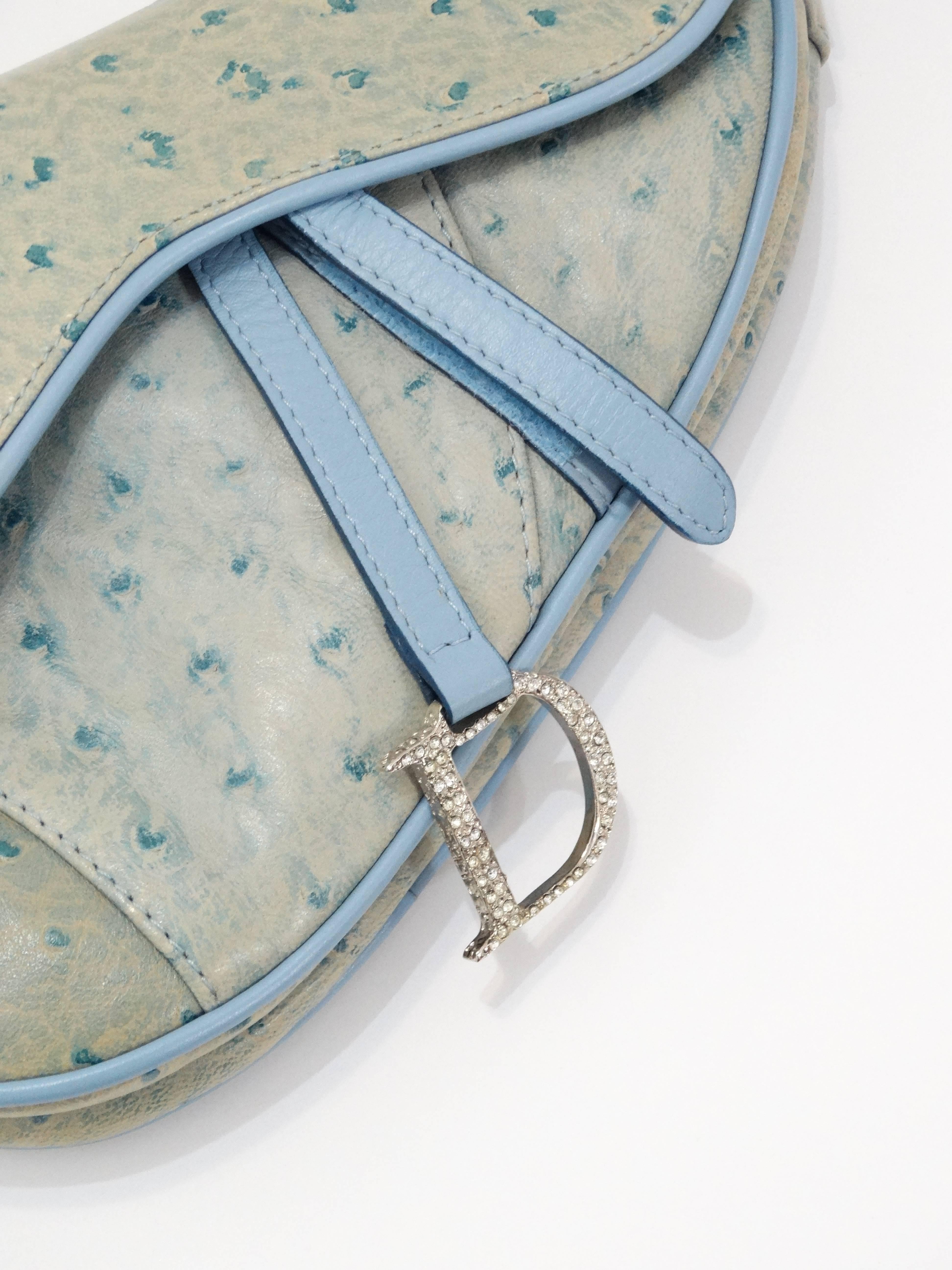 Christian Dior 'Saddle' Bag in Pastellblau in Strauß mit Strass-CD-Hardware im Zustand „Hervorragend“ in Scottsdale, AZ