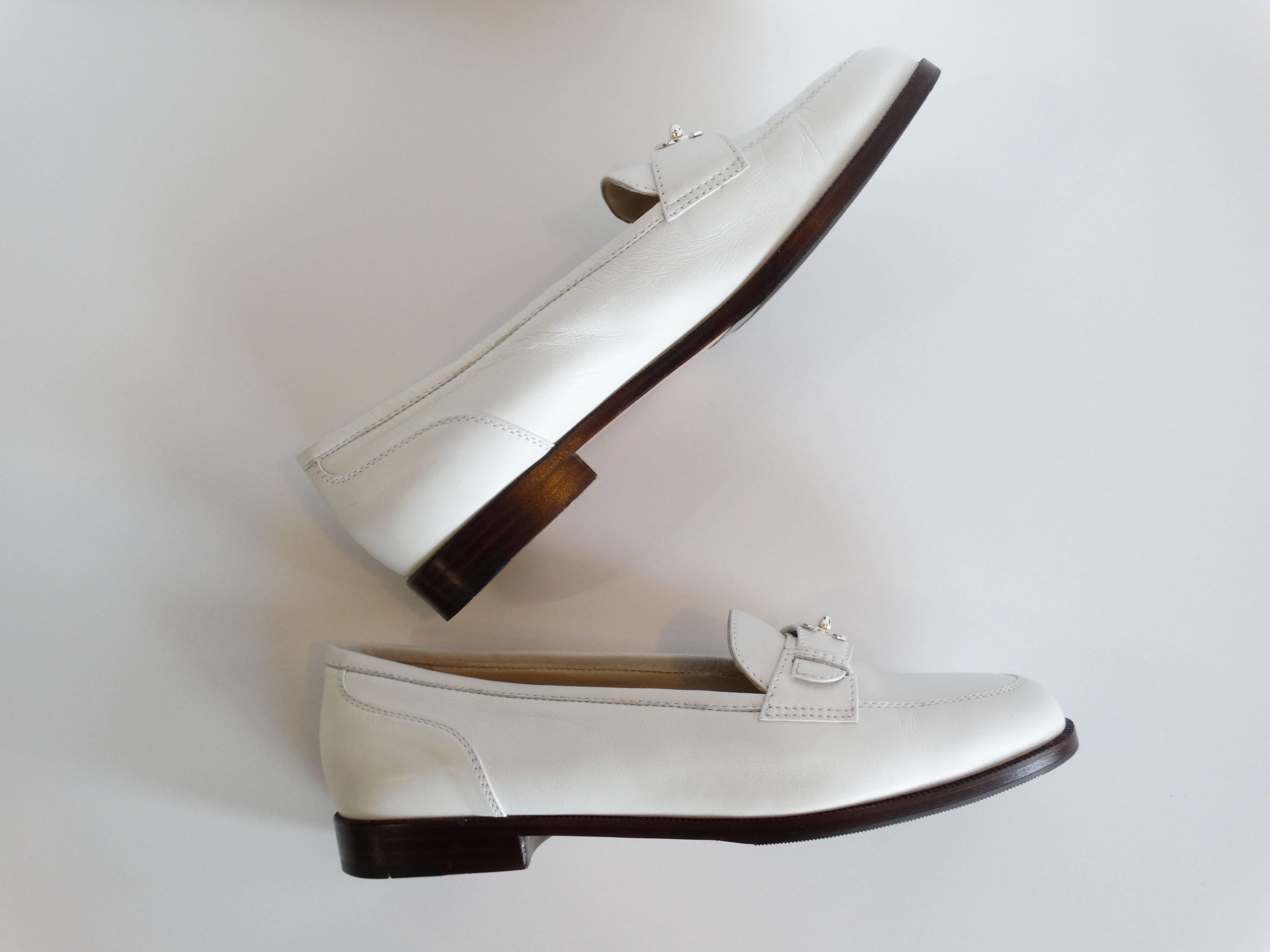 A fabulous pair of 1996P Chanel bianco calfskin leather loafers with interlocking CC's in Silver. Unworn marked a size 37 1/2 fits a todays 61/2 or 7. A great pair of shoes to pair with dresses or your favorite denim. Comes with original box 

Style