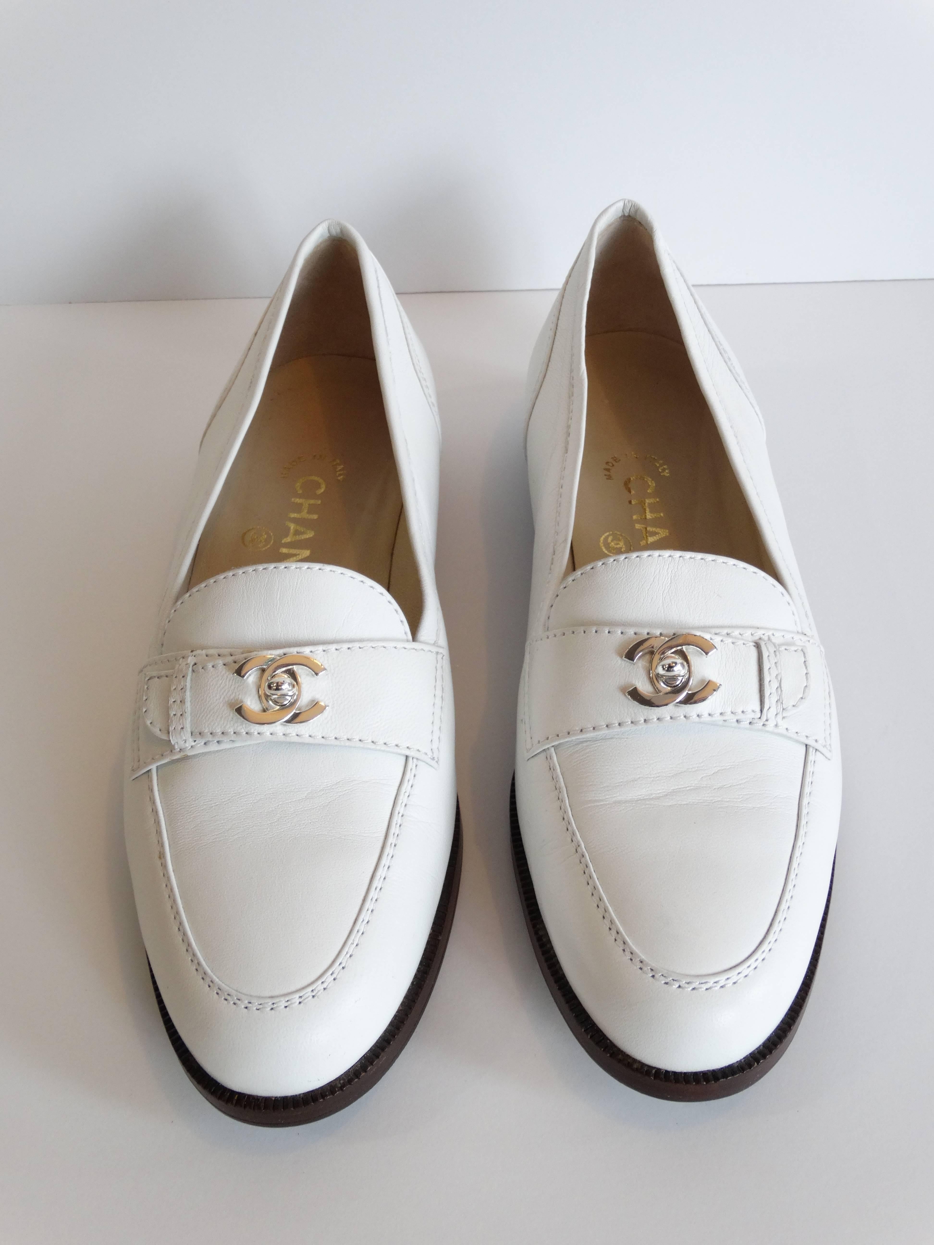 Women's Classic 1996 Chanel Bianco Leather Interlocking CC Logo Loafers