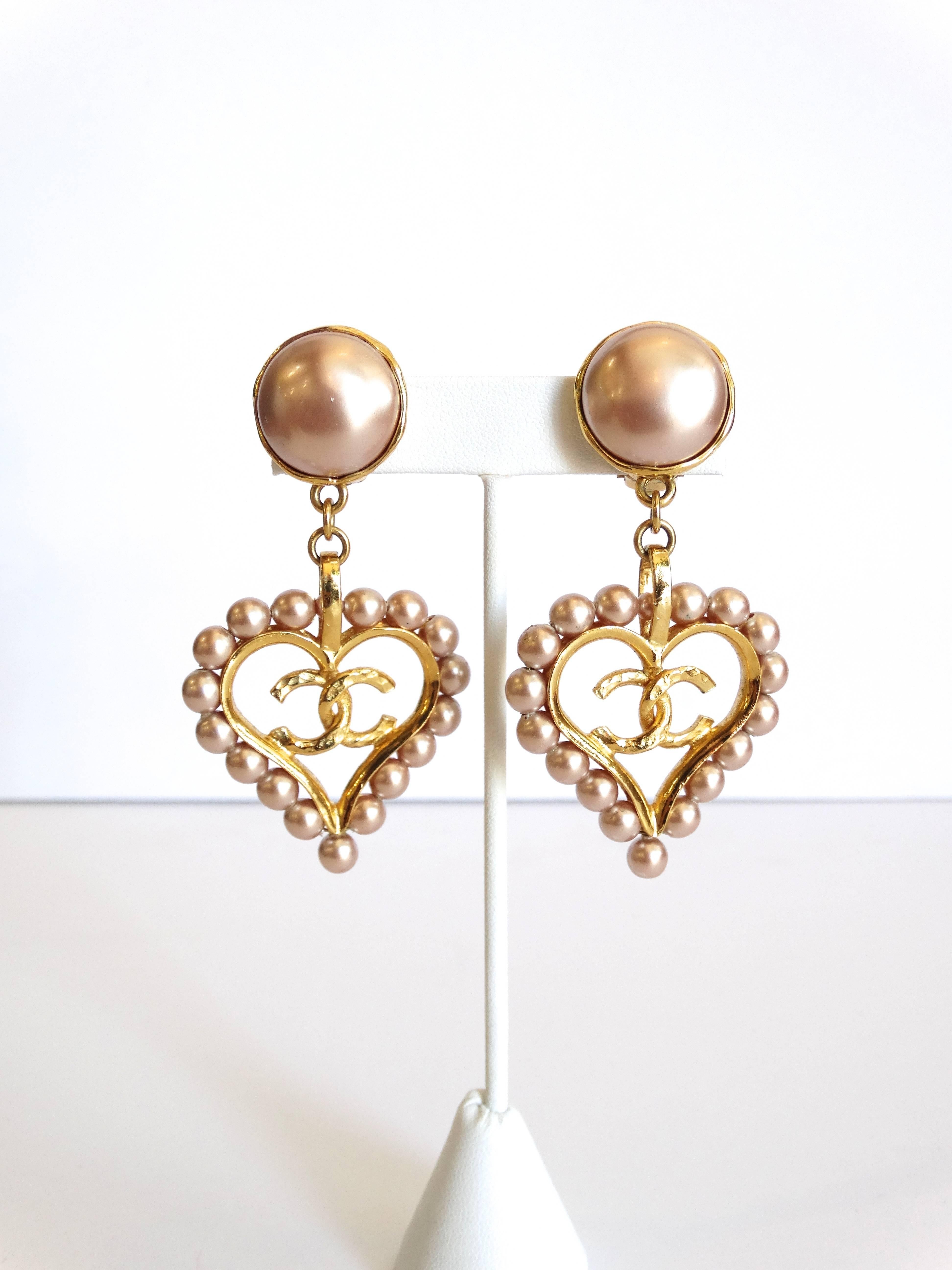 Women's Chic 1990s Chanel Pearl Heart Drop Earrings
