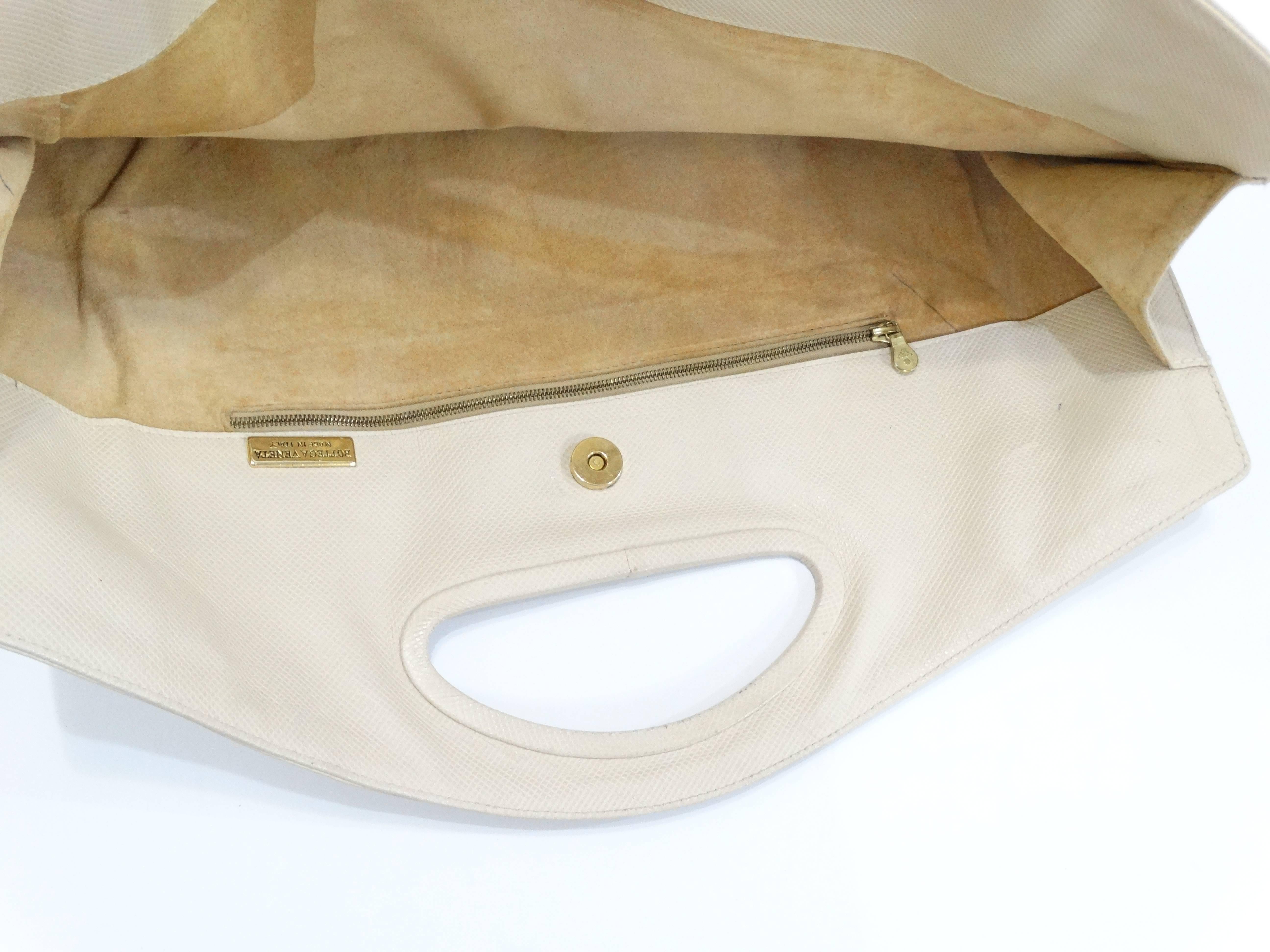 Diese Tasche von Bottega Veneta ist aus weichem, cremefarbenem Leder gefertigt. Einzigartige rechteckige Silhouette - leicht überdimensioniert. Strukturierter Griff oben und Magnetverschluss. Suede Innenraum mit Reißverschluss Tasche- einige der