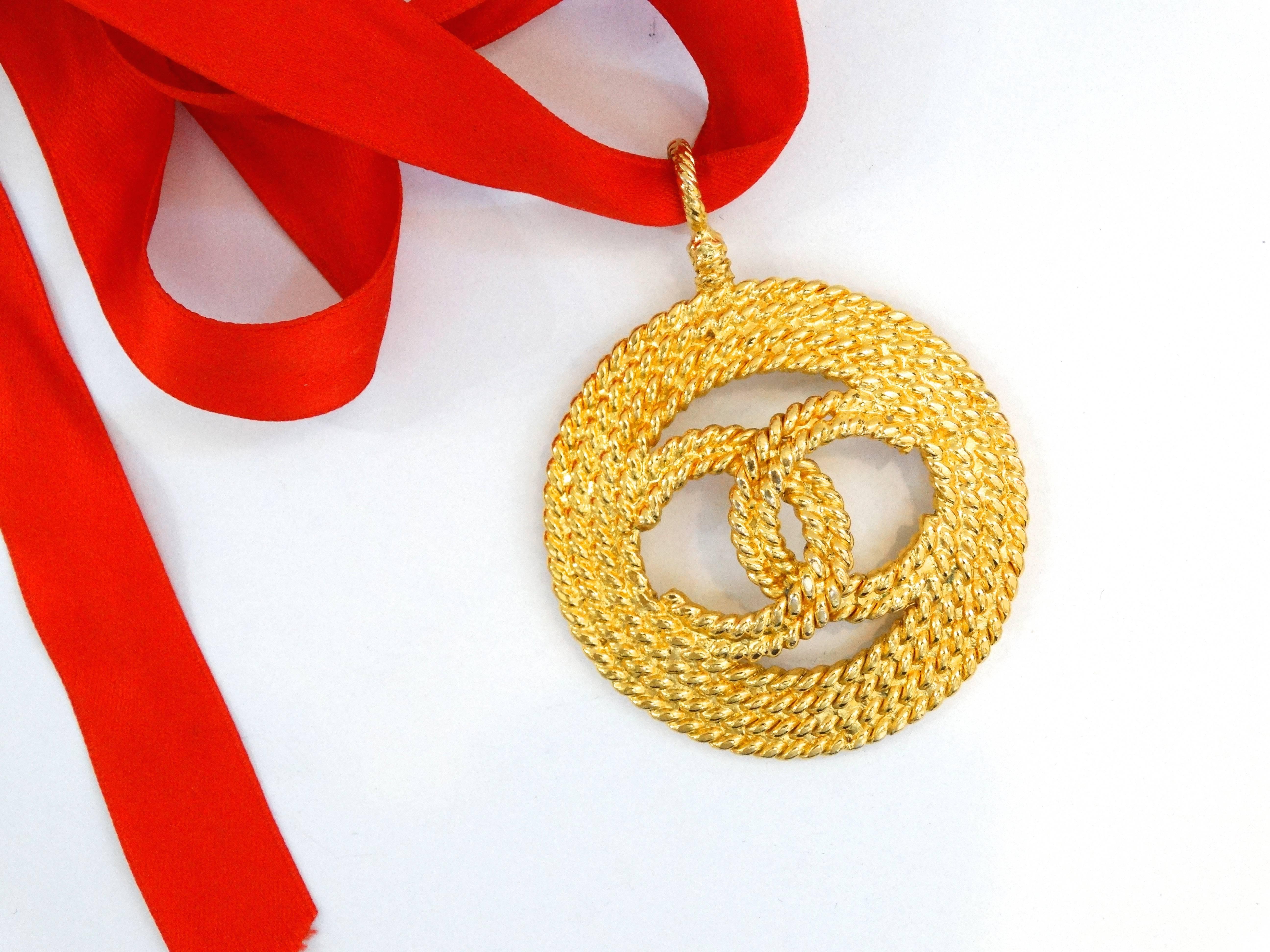 1980s Chanel CC Medallion Pendent Choker Necklace  In Excellent Condition In Scottsdale, AZ