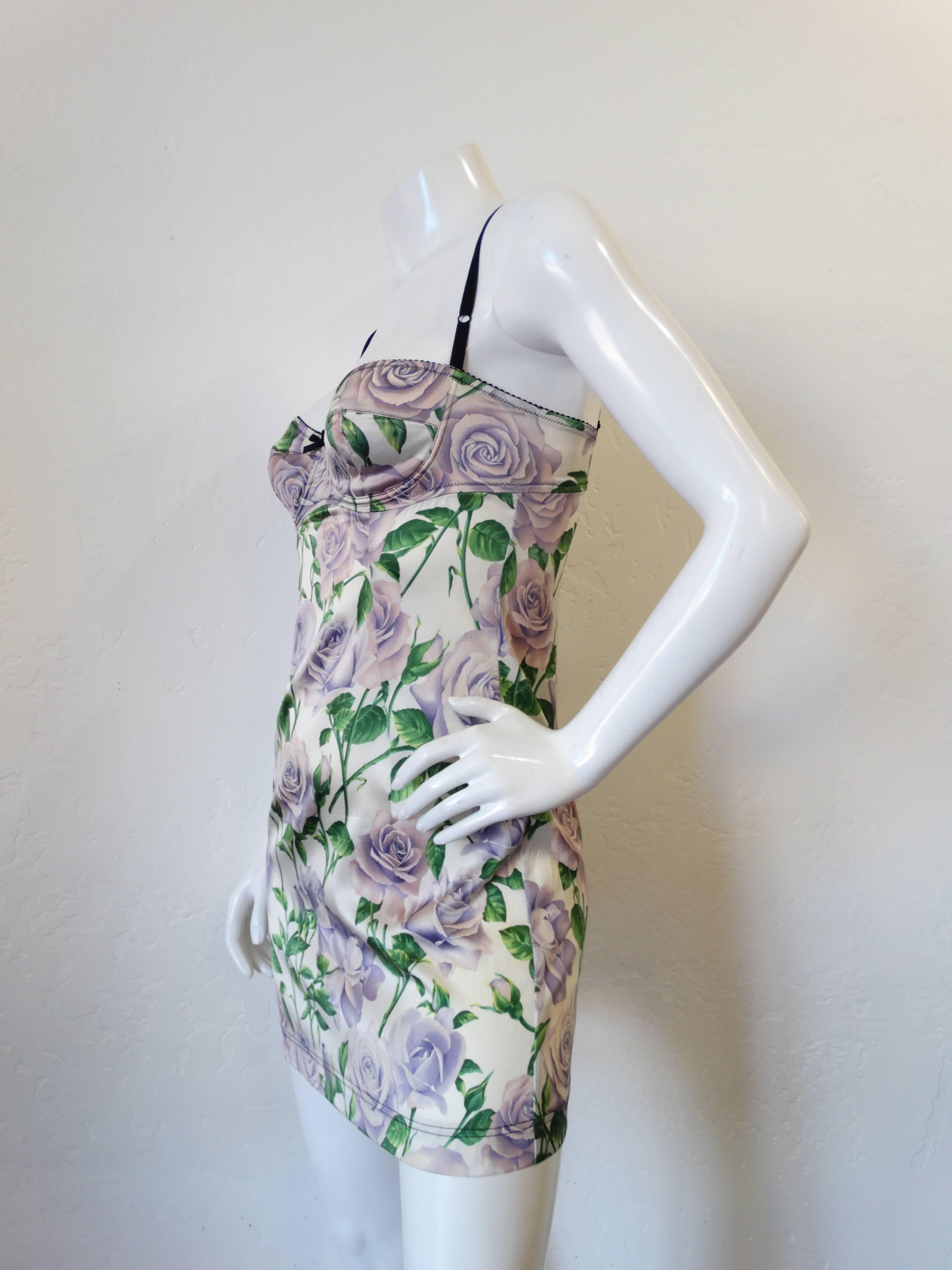 Dolce & Gabbana in a gorgeous pastel purple rose print! Classic Dolce silhouette- body con fit with cups. Adjustable straps and hook and eye closures up the back. Fabric has some light stretch to it. Marked a size 40, best fits a size Small.
