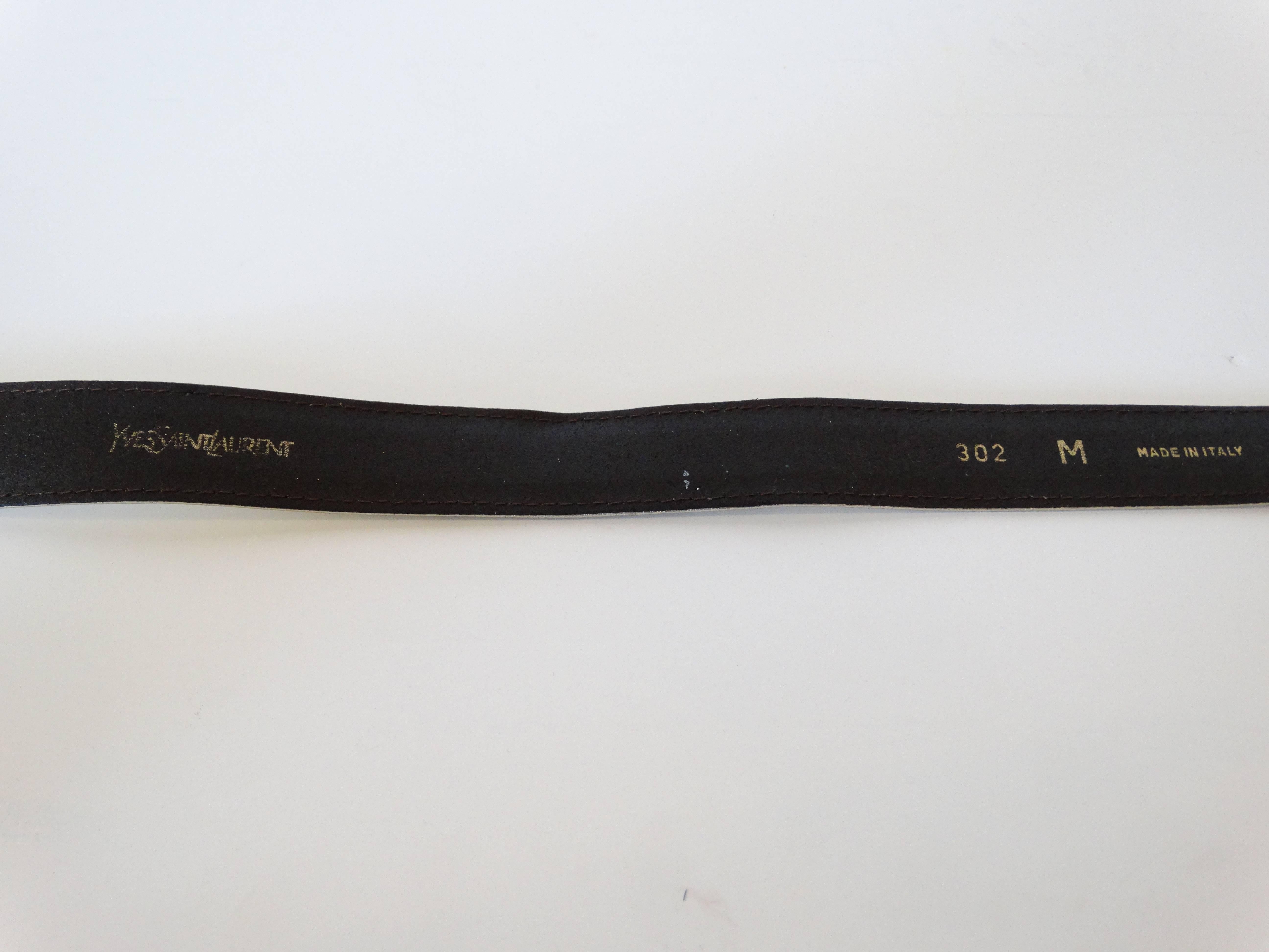 Rehaussez votre tenue avec cette ceinture Yves Saint Laurent des années 1980 ! Ceinture en cuir métallisé or avec boucle de ceinture martelée or. 

Marqué une taille moyenne.
Mesure 34 pouces au total.