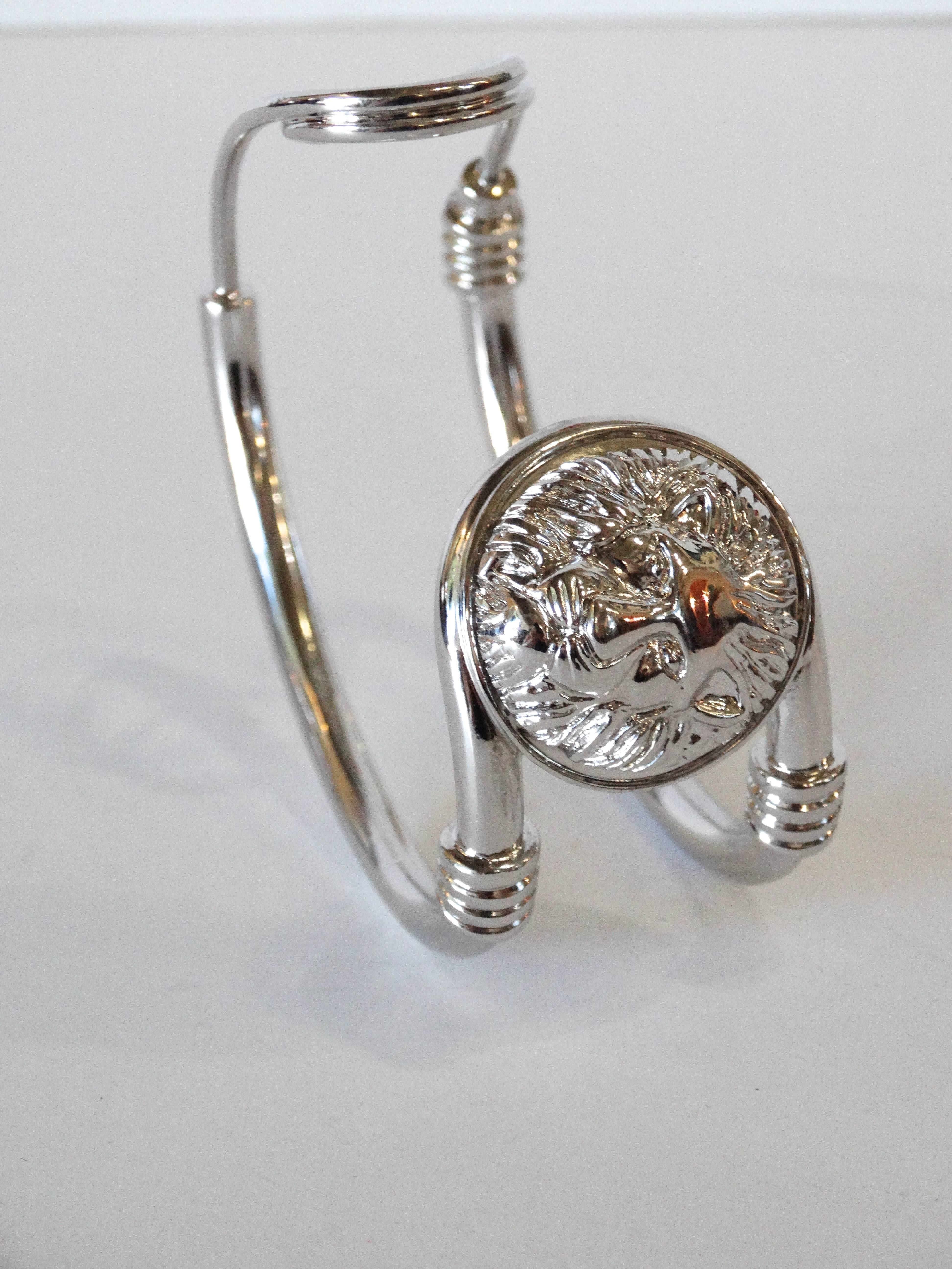 Icónico brazalete Versus Versace Lion Saftey Pin de los años 90 en venta 3