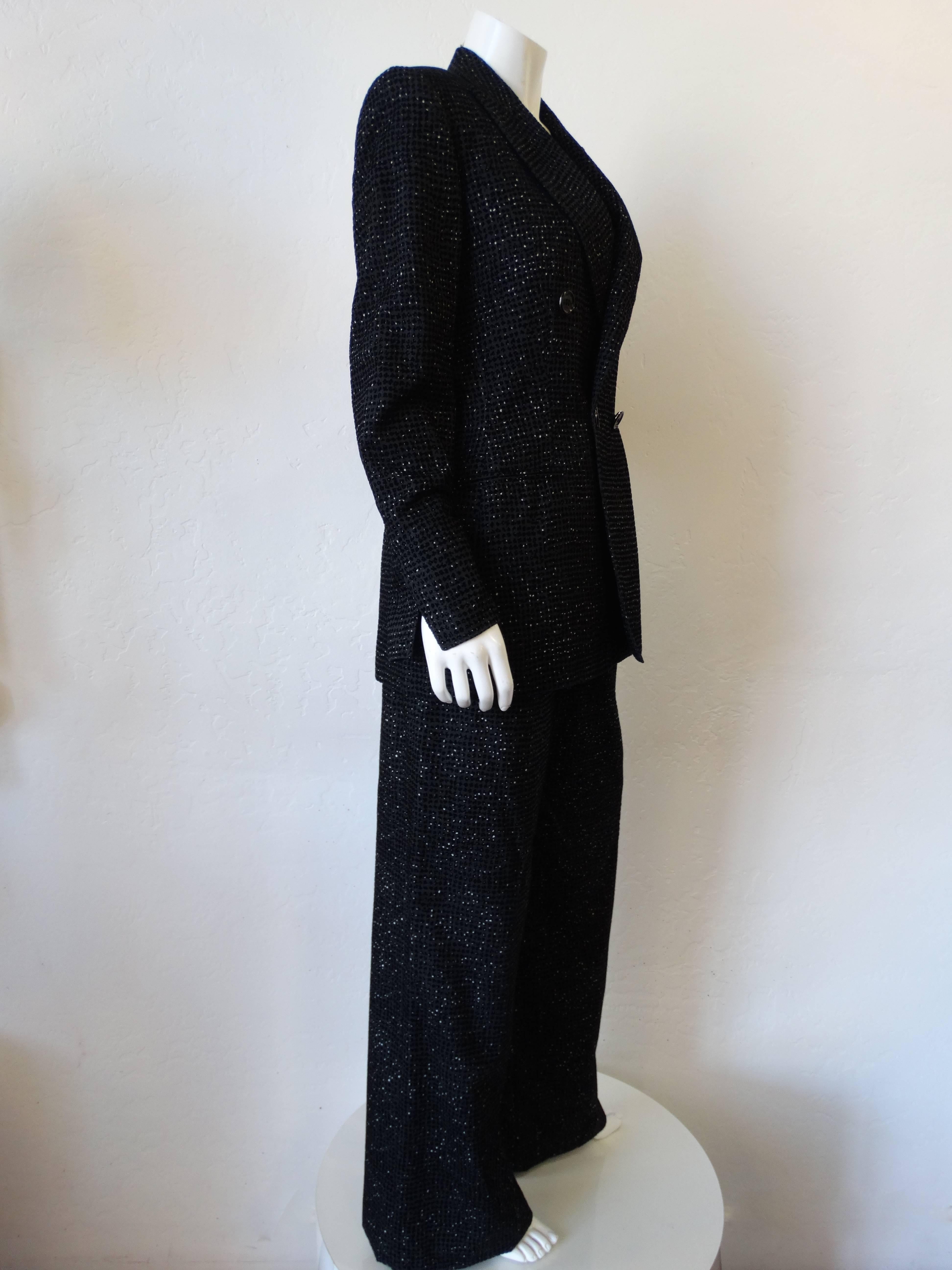 L'ensemble de costumes le plus chic des années 2000 de Gianfranco Ferre ! Fabriqué dans un tissu unique semblable au tweed et rehaussé de boutons noirs brillants. Blazer solidement épaulé avec une coupe à double boutonnage. Pantalon taille haute à