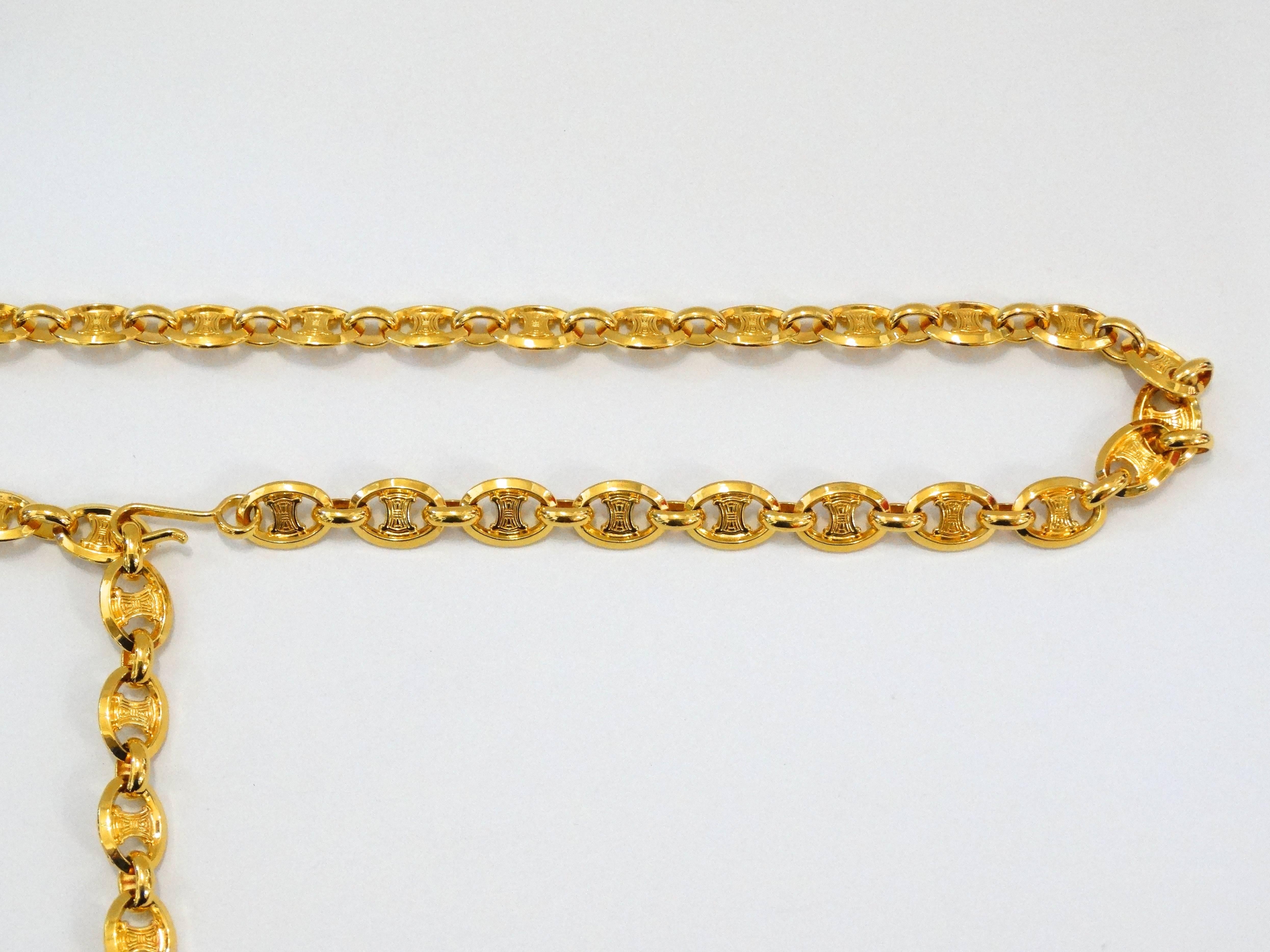 Elevate your look with our Celine chain belt! Thick chain cast in a brilliant gold metal. Celine logo charm dangles from the waist. Adjustable with hook closure that allows for a range of sizes to enjoy this piece! 

Length 38.5