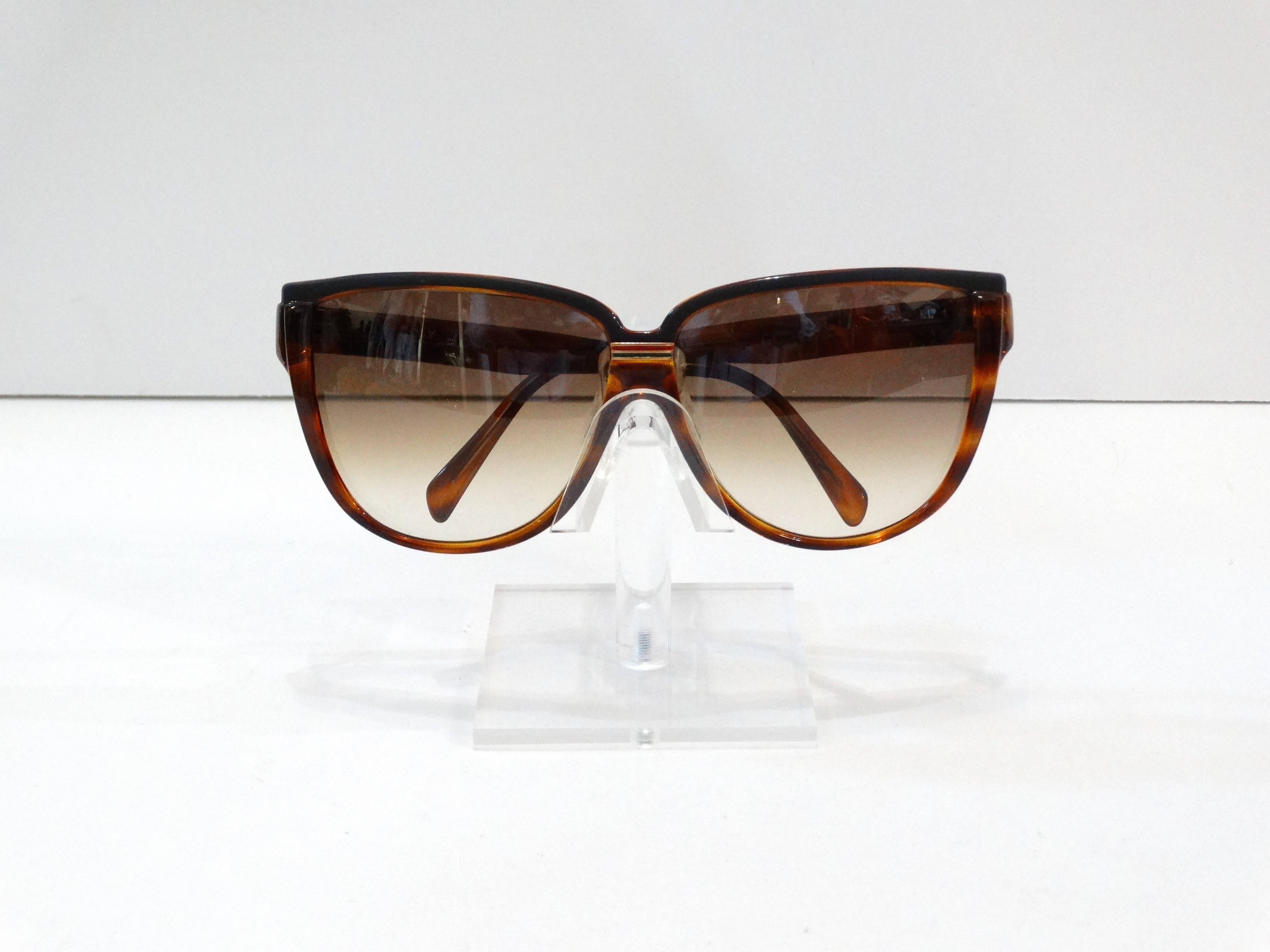 Wear Gucci- everybody's doing it! Peep these fabulous 1980s Gucci oversized sunglasses in tortoise shell! Lenses ombre tinted, accented with red and green stripe between the eyes. Gucci “GG”at either side of the arms. Black rim along the top.