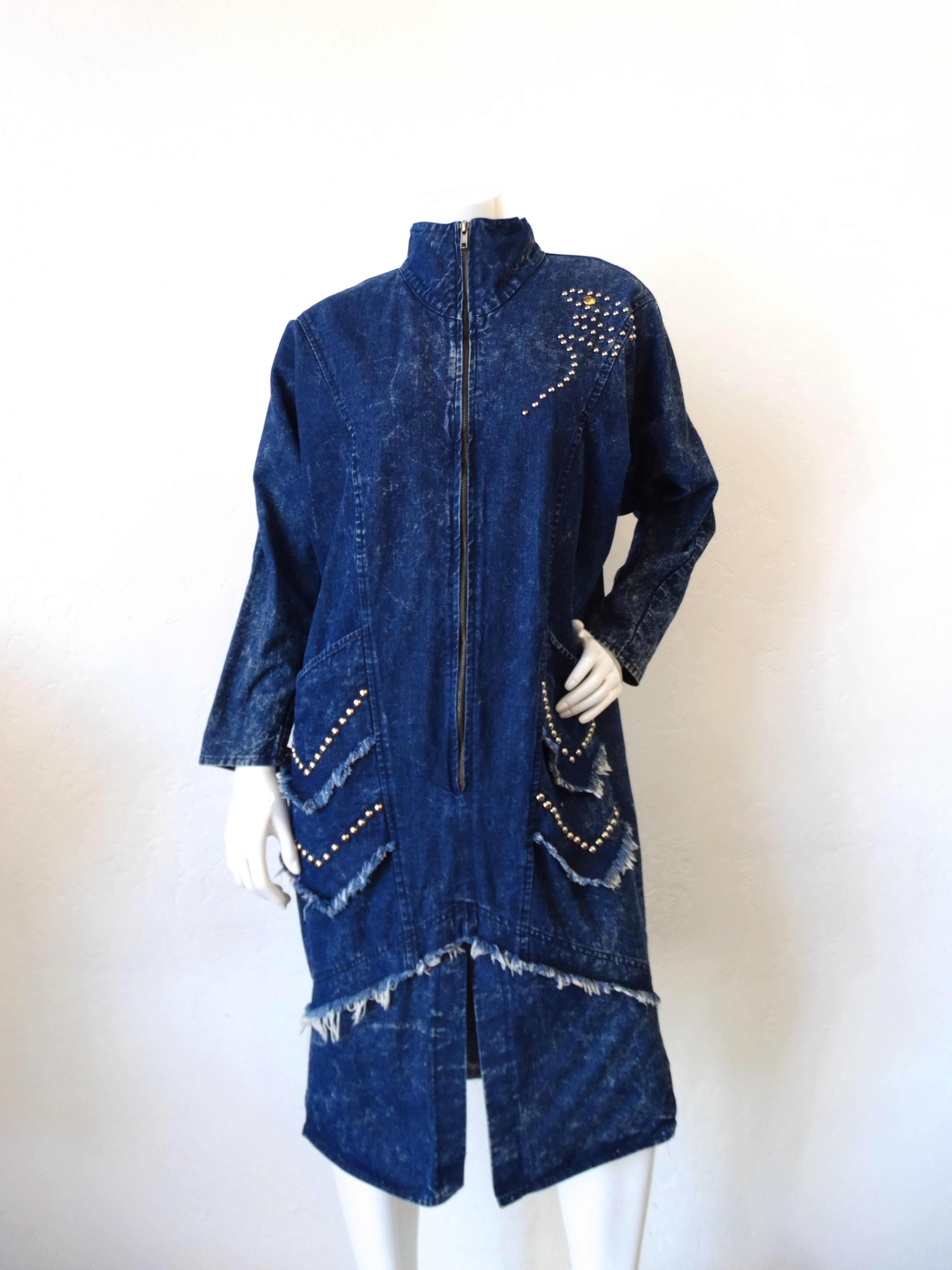 Satiate your denim addiction with our 1980s Denim Dress! Cocoon coat like fit with zipper up the front. Accented with frayed chevron stripes and studs. Zip all the way up for a more mod look, or leave unzipped a bit to sex it up. 

Shoulder: 19 in