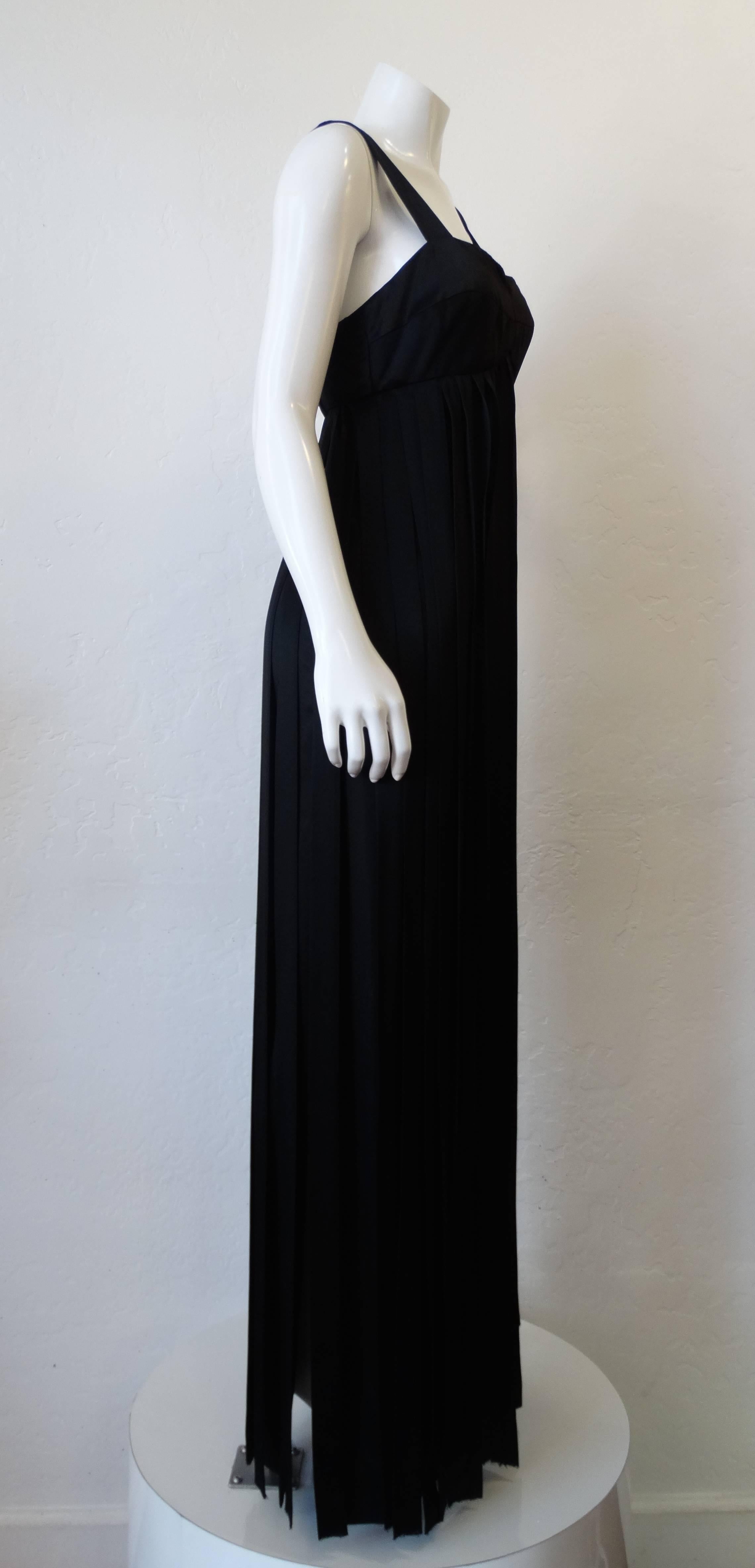 Diese Fotos werden der Bewegung dieses unglaublichen Lily Rubin-Kleides aus den 1980er Jahren nicht gerecht! Bespannt mit langen Streifen aus schwarzem Stoff im Stil einer Autowaschanlage. Schmeichelhafte Empire-Taille mit sexy gekerbtem Ausschnitt.