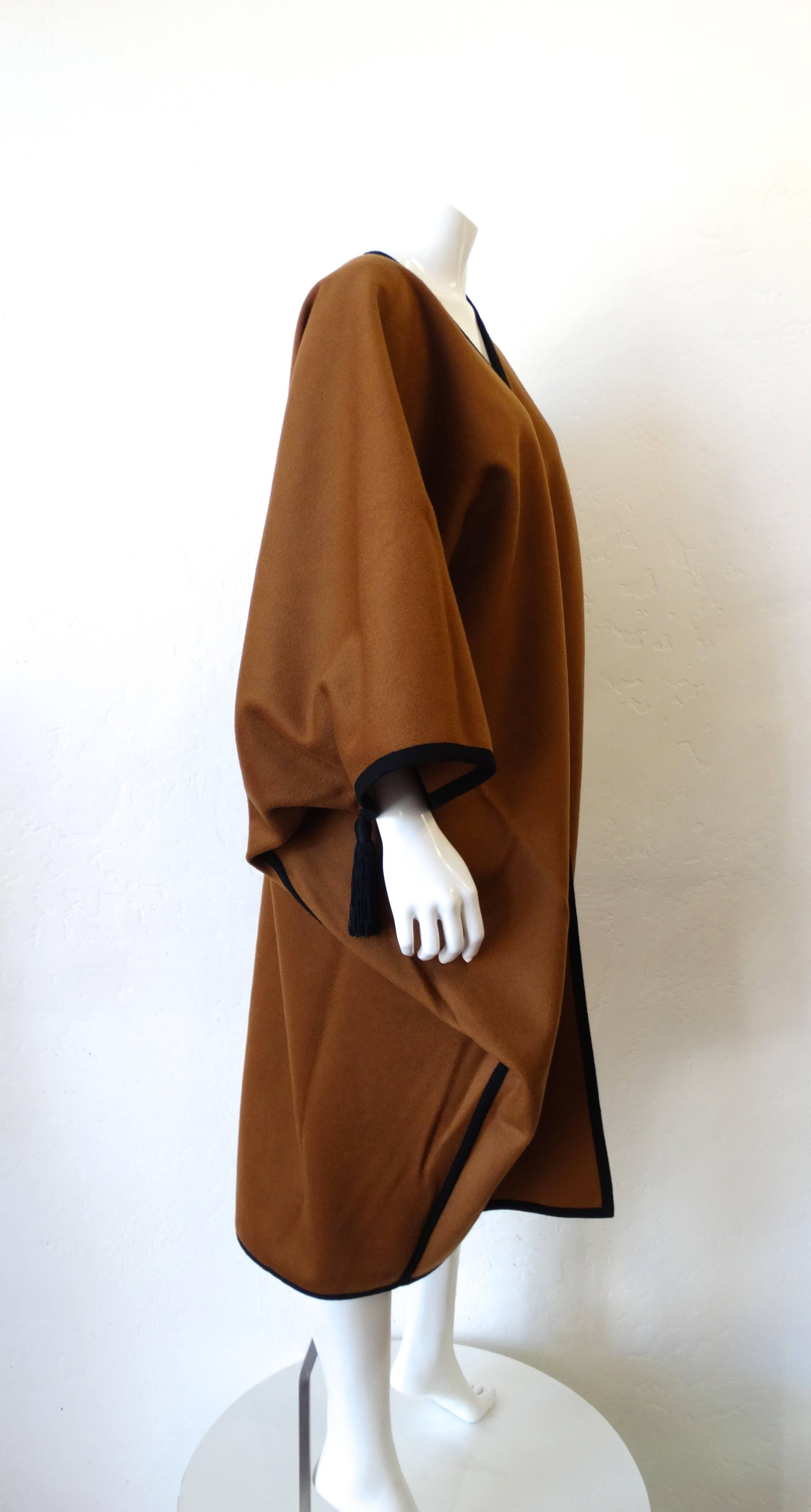 Beautiful Large, oversized dolman-esque sleeve with large tassels hanging from each arm. In a beautiful Black and tan color combo. Made in France One size 


Length: 47 in 
Width (from armpit to armpit): 52 in
Tassel Length: 5 in 