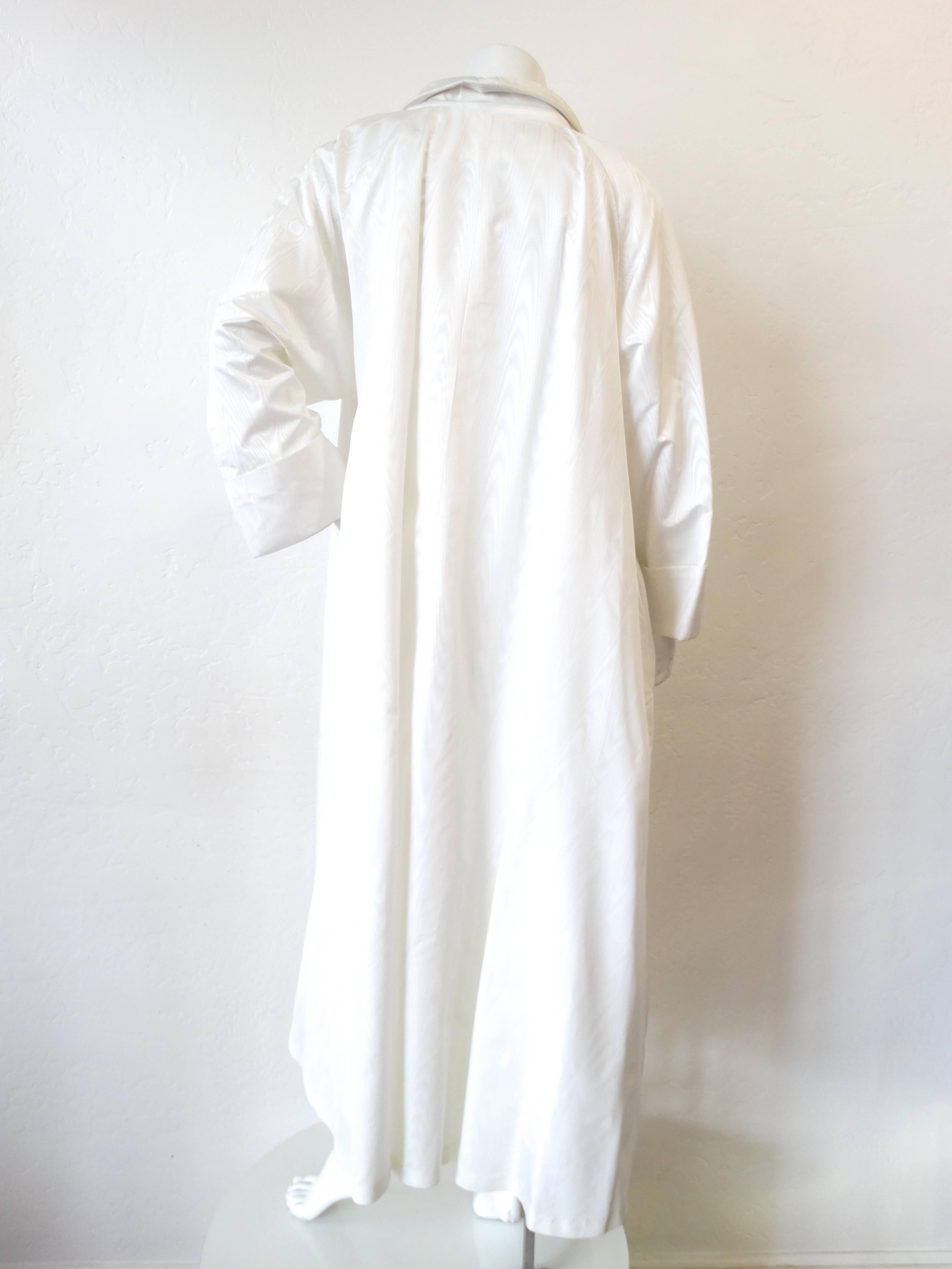 Manteau d'opéra blanc surdimensionné vintage en vente 1
