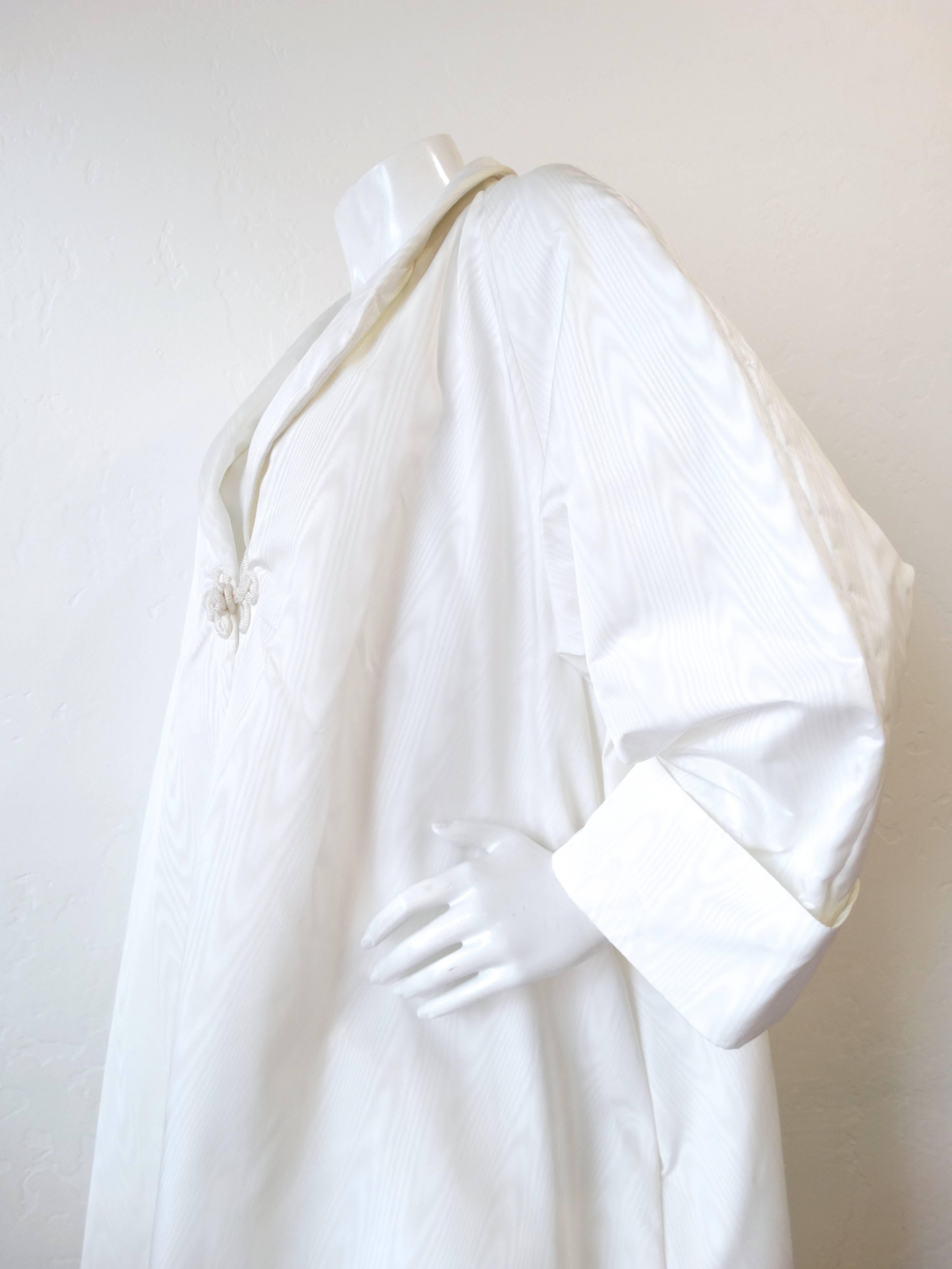 Manteau d'opéra blanc surdimensionné vintage en vente 3
