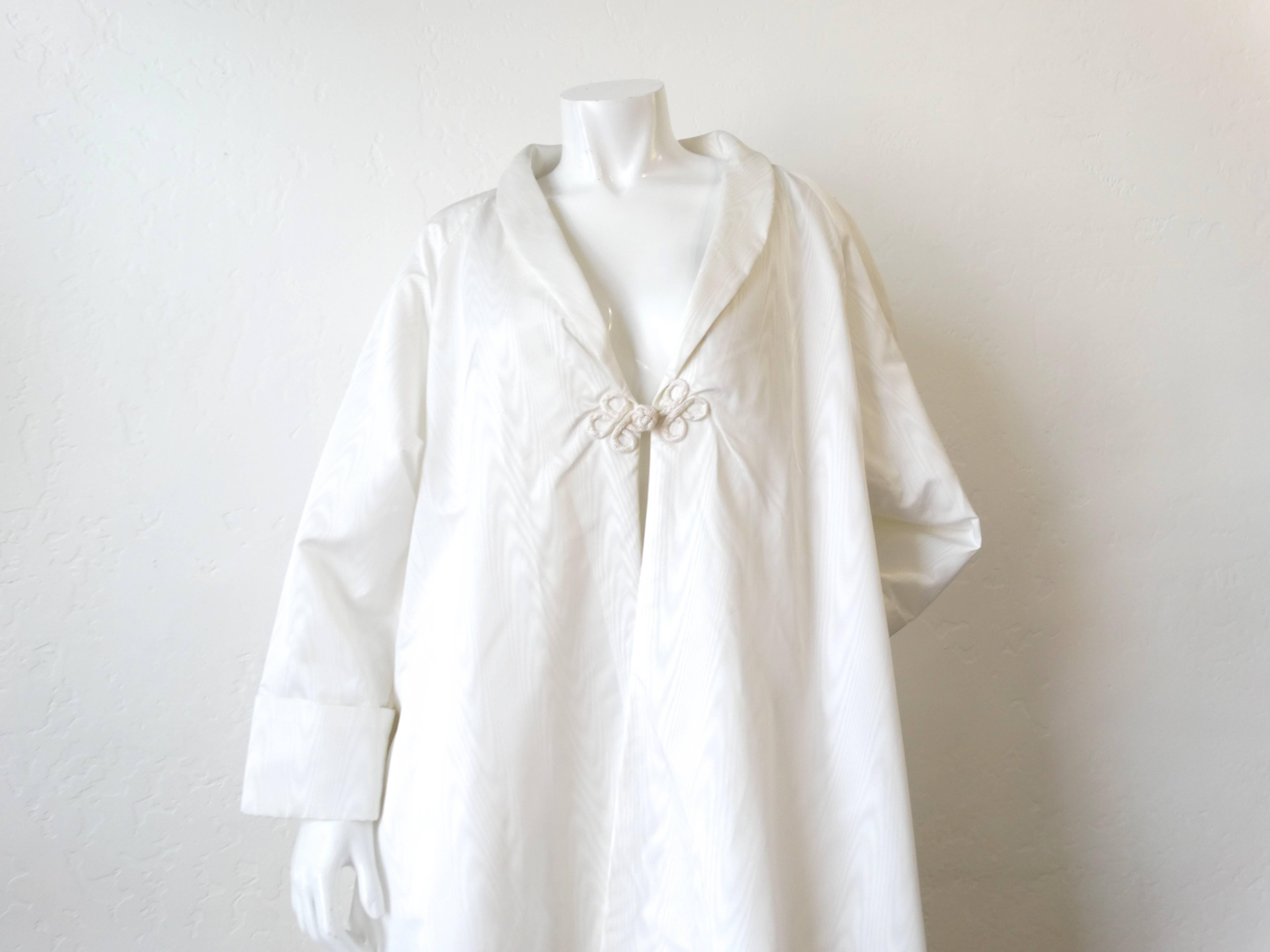 Add a little drama to your wardrobe with our incredible vintage opera coat! You don't need to be headed to the opera to enjoy a piece as amazing as this! Creamy white color with wood grain like print subtly woven into the fabric. Fold-over collar