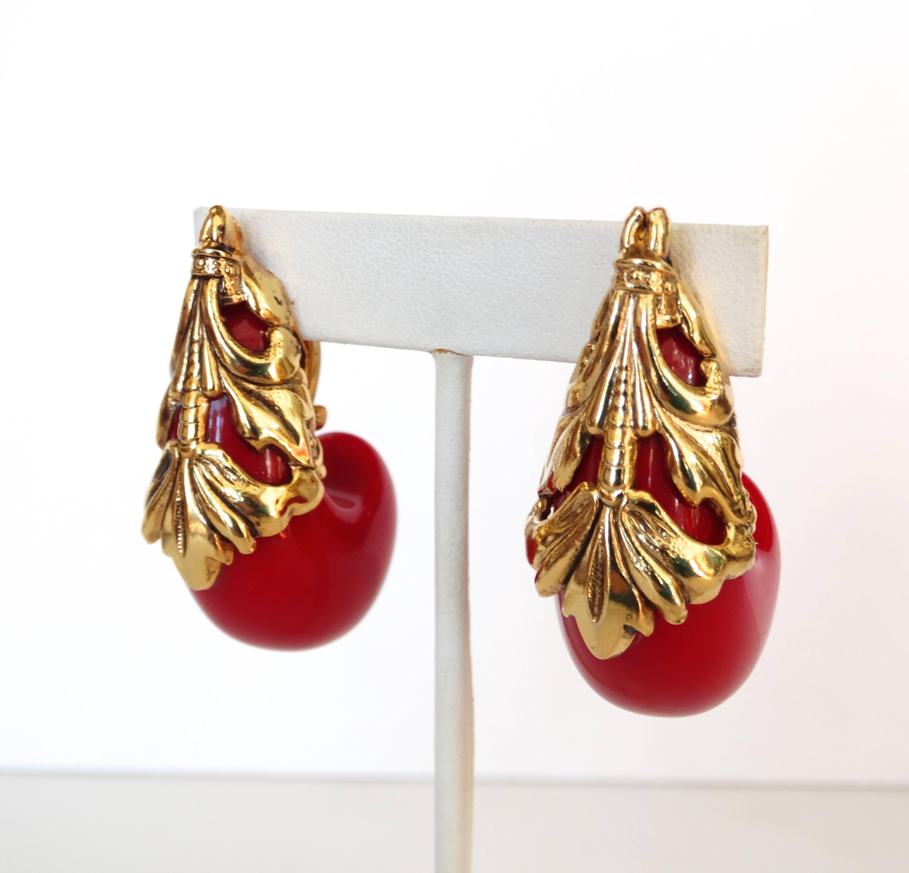 Make a statement in our adorable 1980s tear drop earrings! Solid red plasticine teardrop accented with gold metal filigree plating. Clip on backs, unsigned. 