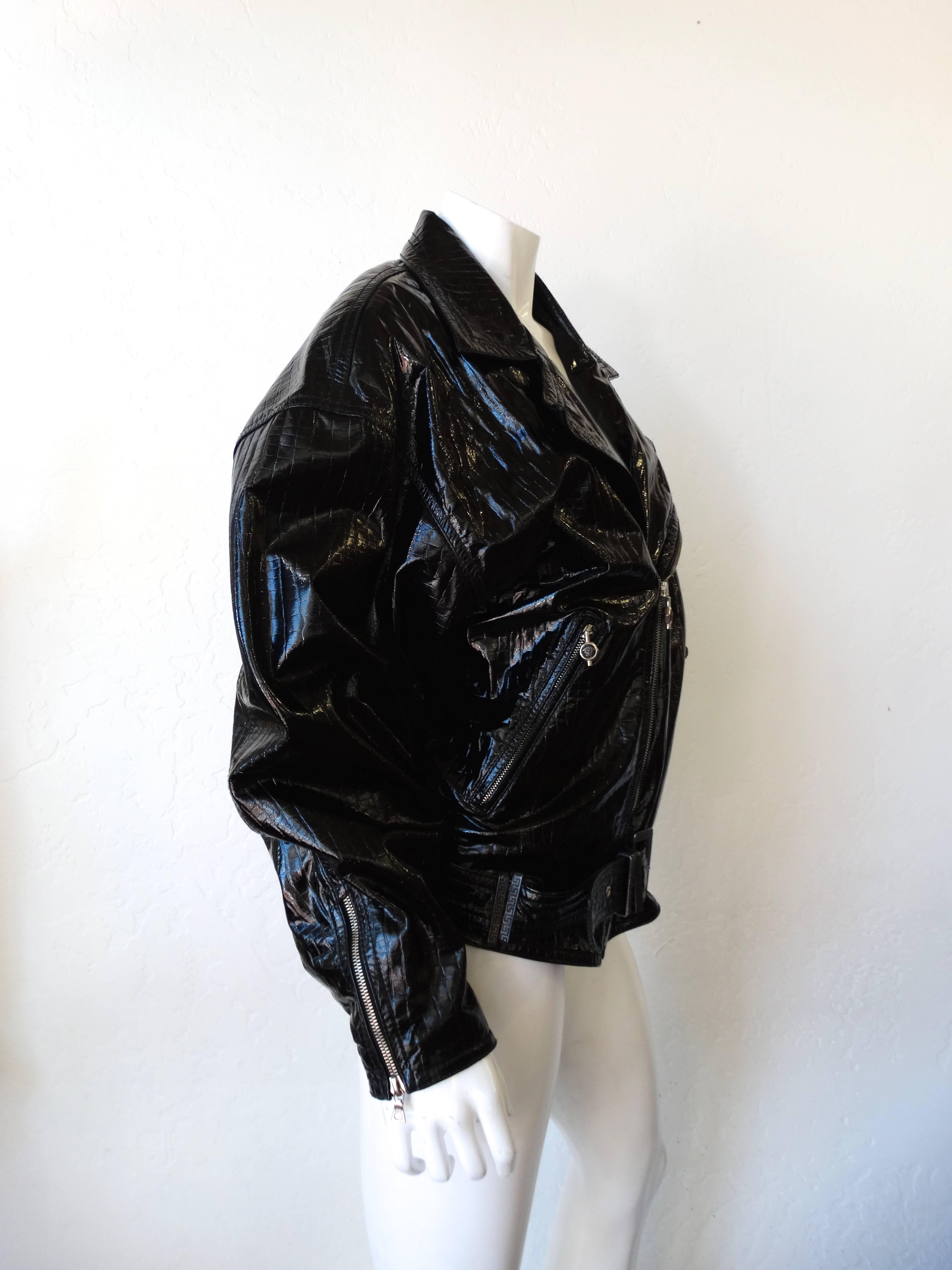 Versace, veste de moto surdimensionnée en cuir verni, années 1980  Unisexe en vente