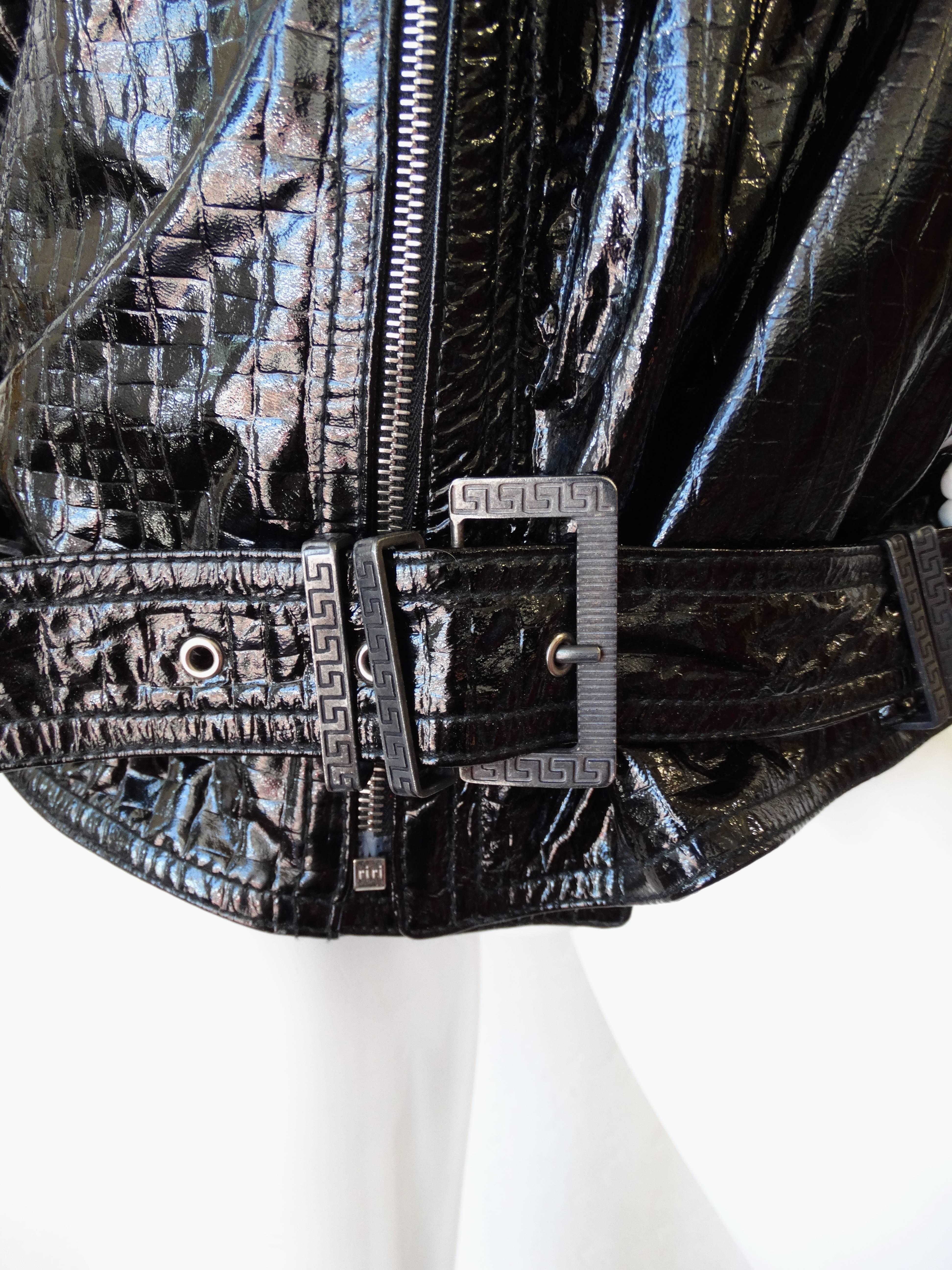 Noir Versace, veste de moto surdimensionnée en cuir verni, années 1980  en vente