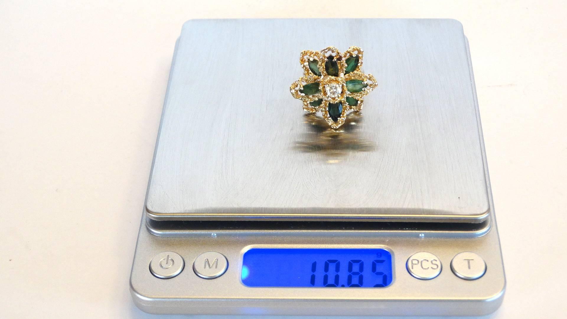 Green Tourmaline Flower Ring with Diamond In Excellent Condition For Sale In Scottsdale, AZ