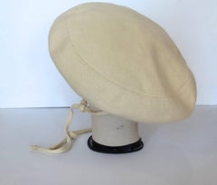 Yves Saint Laurent Mod Tam Hut aus cremefarbener Wolle mit Untertasse, 1960er Jahre