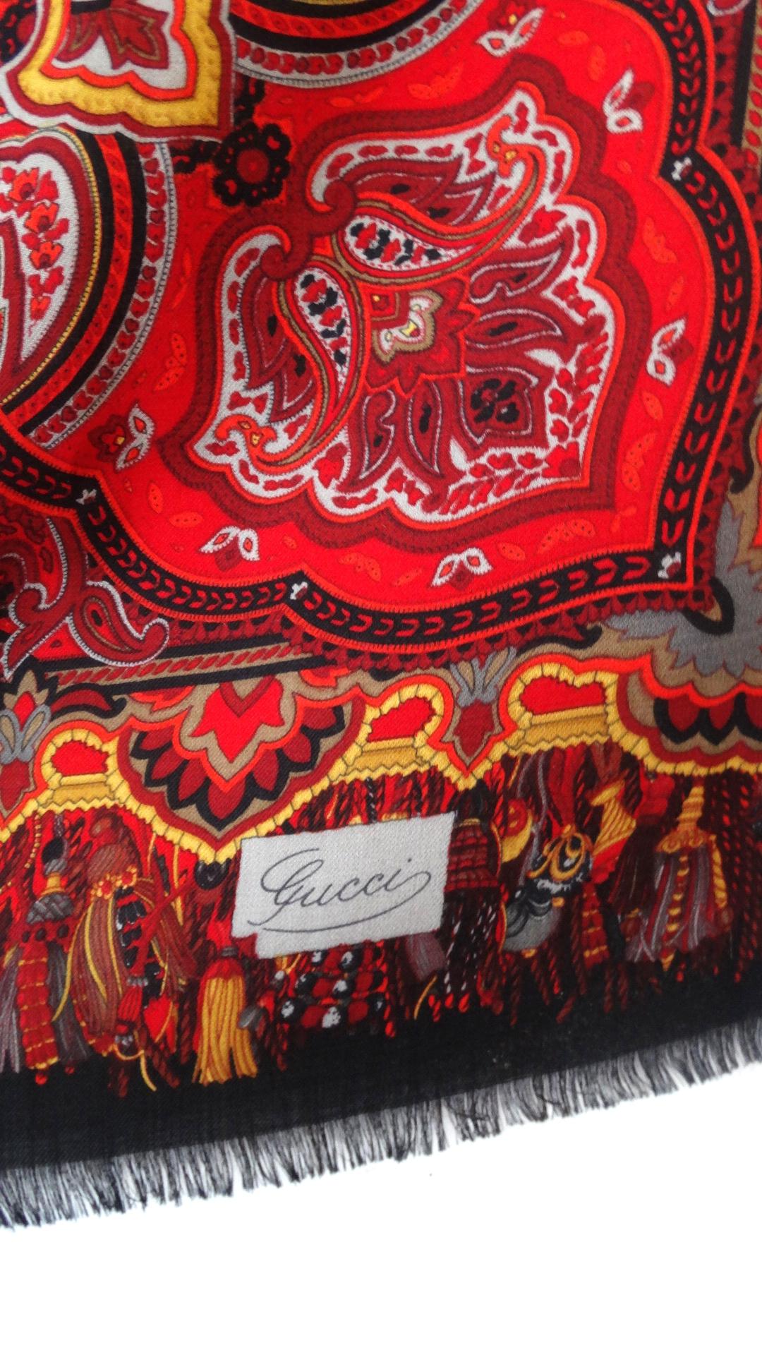 1980er Gucci-Schal mit rotem Paisleymuster und bedruckten Fransen im Zustand „Hervorragend“ im Angebot in Scottsdale, AZ