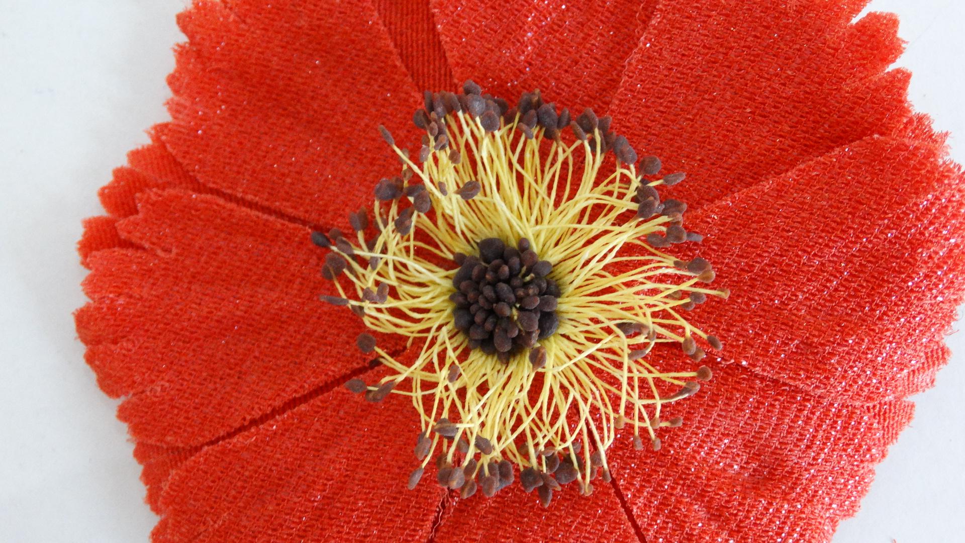 A fabulous CHANEL Red Ecru Poppy Flower Pin Brooch from 2010. Like new condition

(approximate) 4 inches across